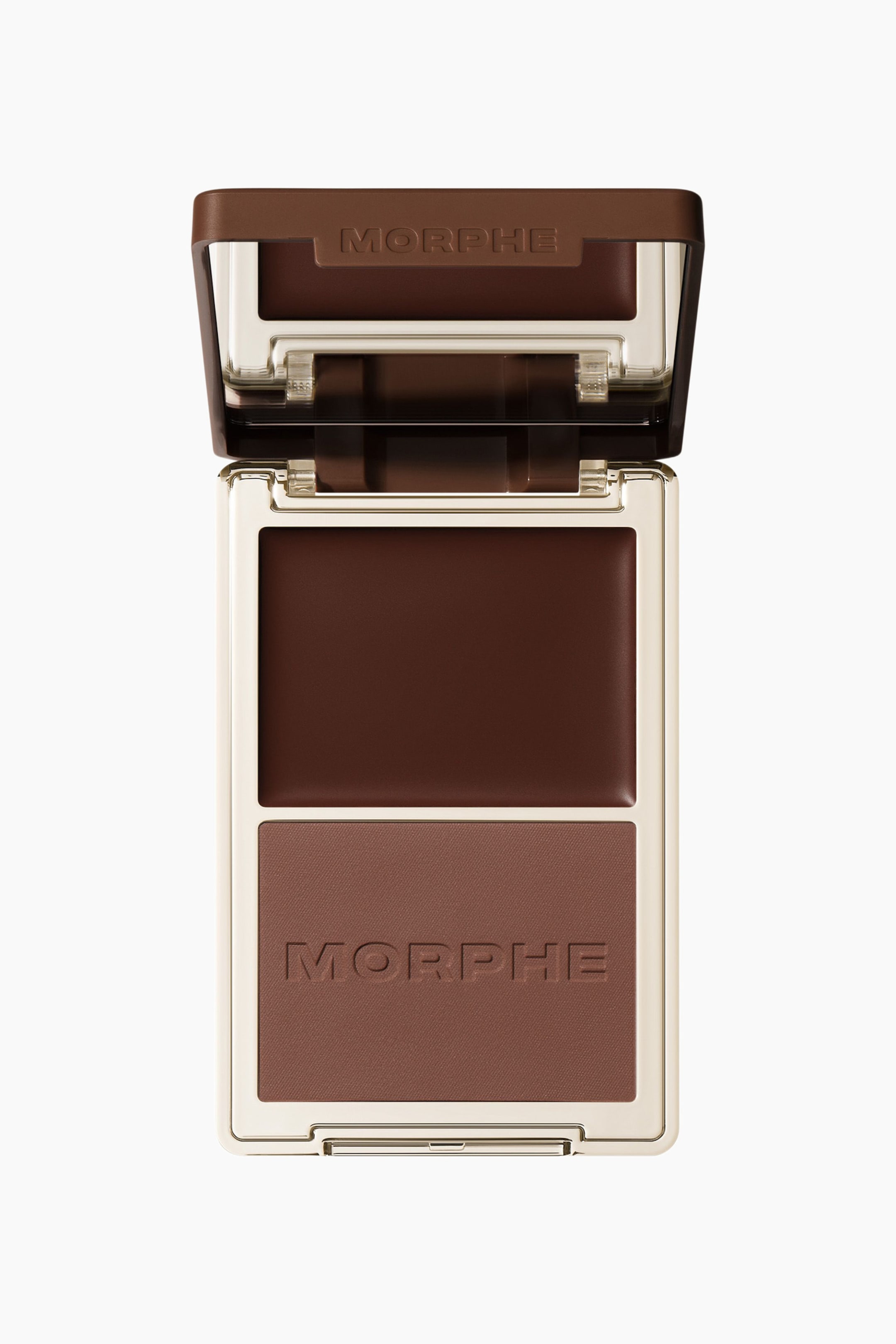 Visa större bild: En rektangulär Morphe-sminkpalett visas öppen, vänd rakt fram och något vinklad uppåt, och visar två rektangulära pannor med brun smink. En mörkare brun nyans upptar den övre pannan, medan en medelbrun nyans fyller den nedre pannan, där både den nedre pannan och insidan av det mörkbruna locket har 'MORPHE' präglat, medan en guldfärgad kant pryder palettens kanter.