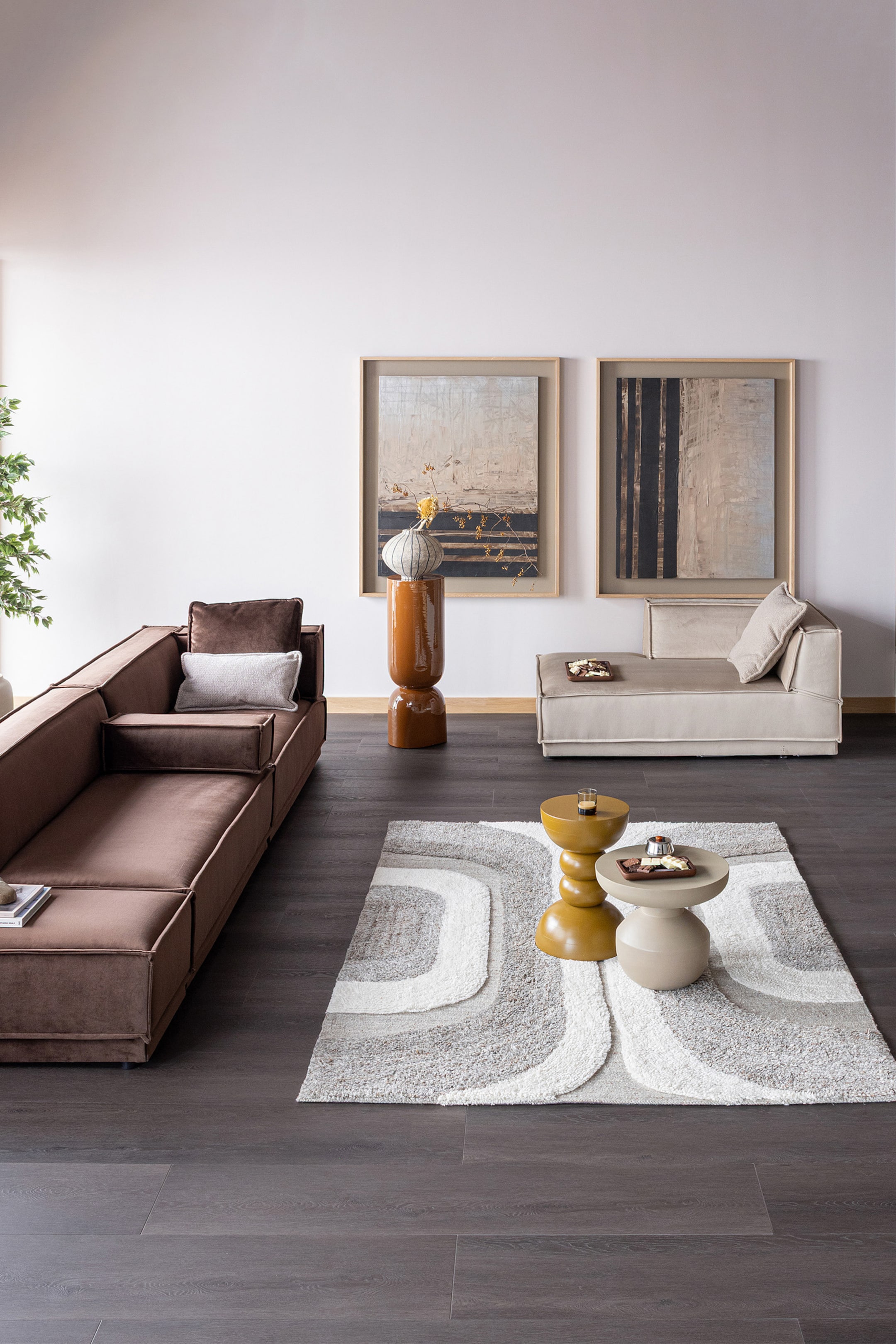 Agrandir l'image: Un tapis de sol est posé à plat sur un sol sombre, présentant une texture moelleuse et affichant un motif curviligne dans des nuances de blanc, gris clair et gris foncé. Deux tables d'appoint rondes reposent sur sa surface, l'une en jaune moutarde et l'autre en beige clair.
