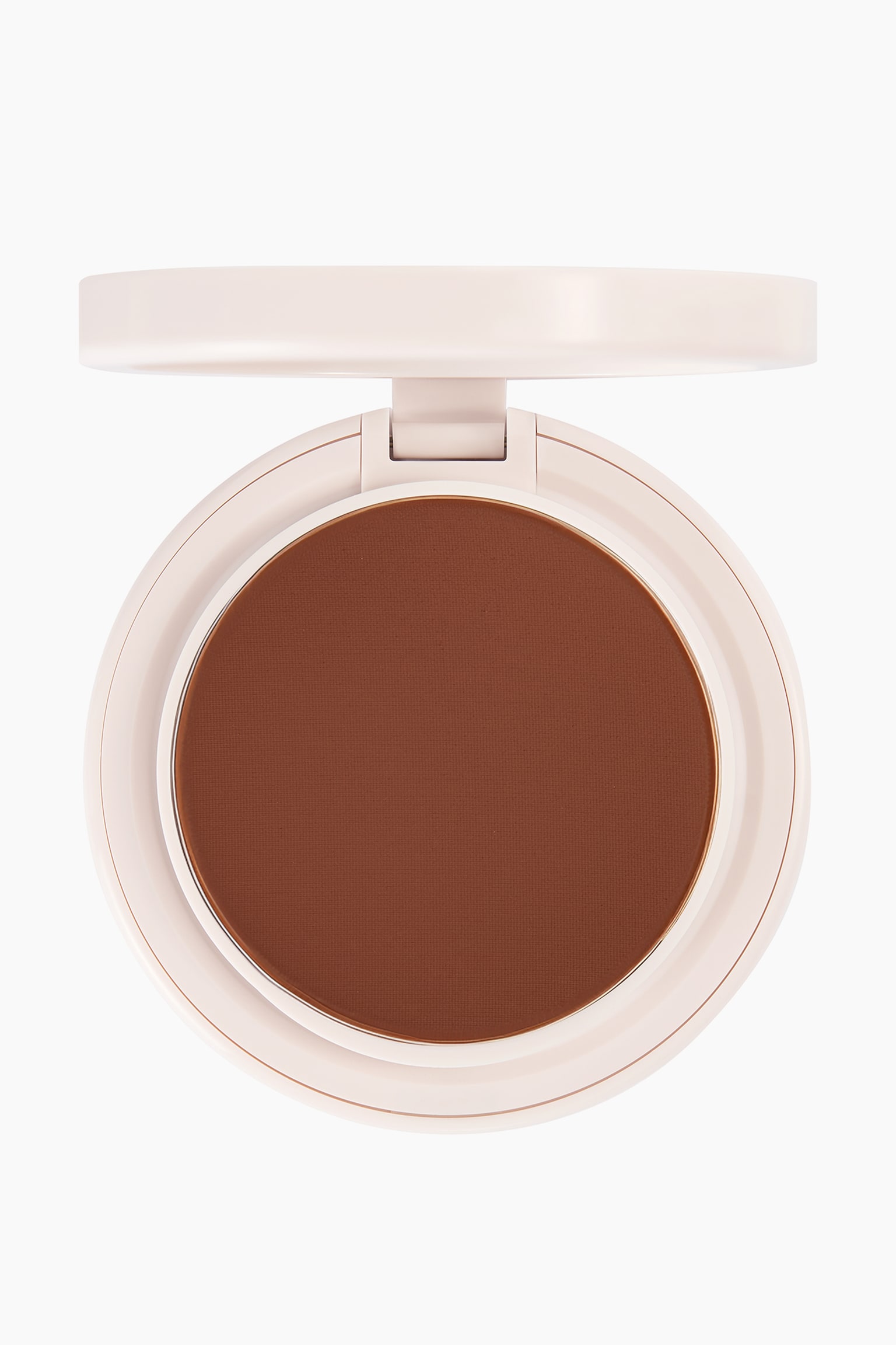 Natural Blur Powder Foundation ligger i en åpen, sirkelformet kompakt i kremfarge, og viser en jevn, dypt brun pudderformel. Kompakten vender rett frem, med lokket hevet opp for å vise den runde pannen.