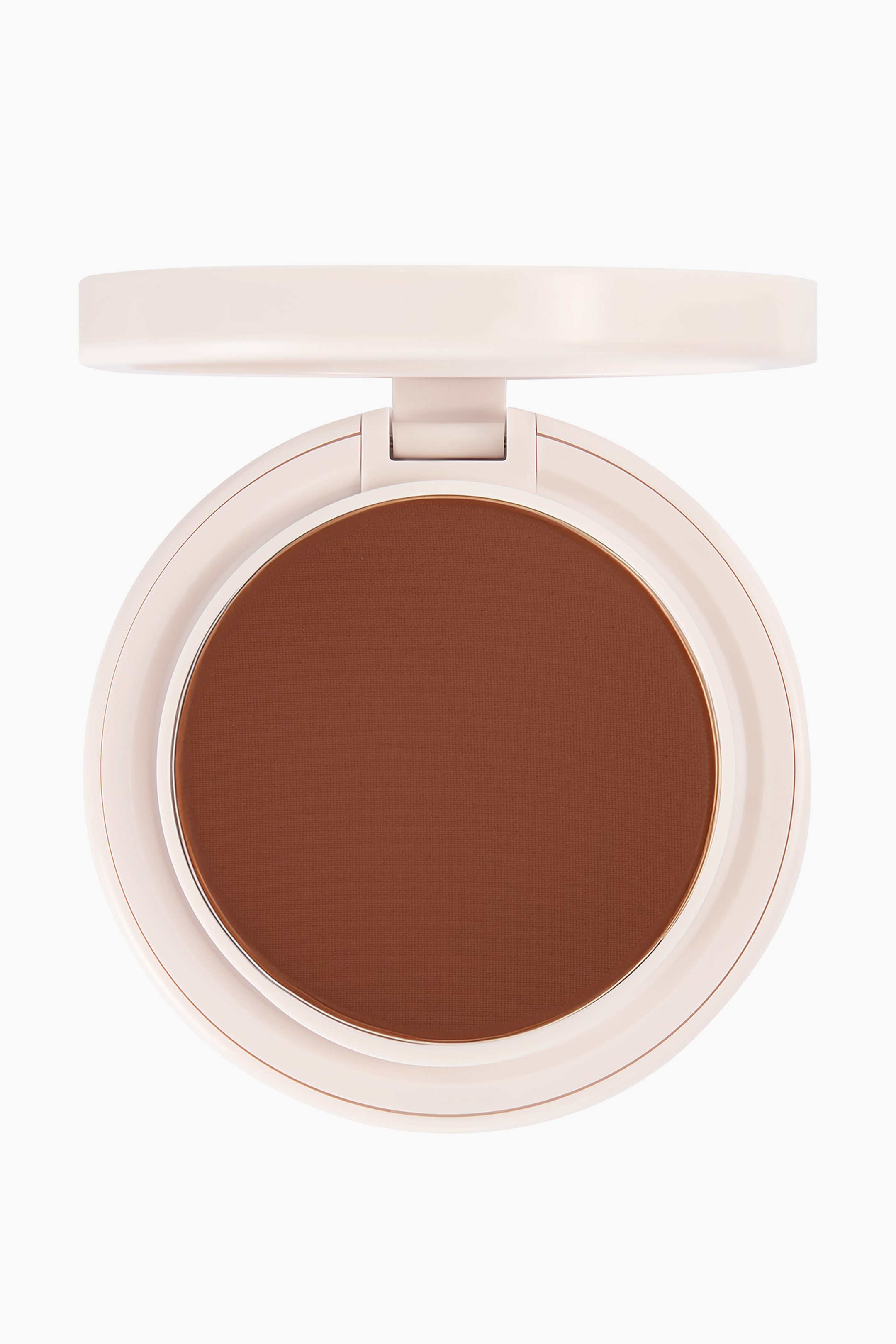 Se større billede: Natural Blur Powder Foundation ligger i et åbent, rundt, cremefarvet pudderdåseetui og viser en glat, dybbrun pudderformel. Etuiet vender direkte fremad med låget løftet op for at afsløre den runde pudderpande.