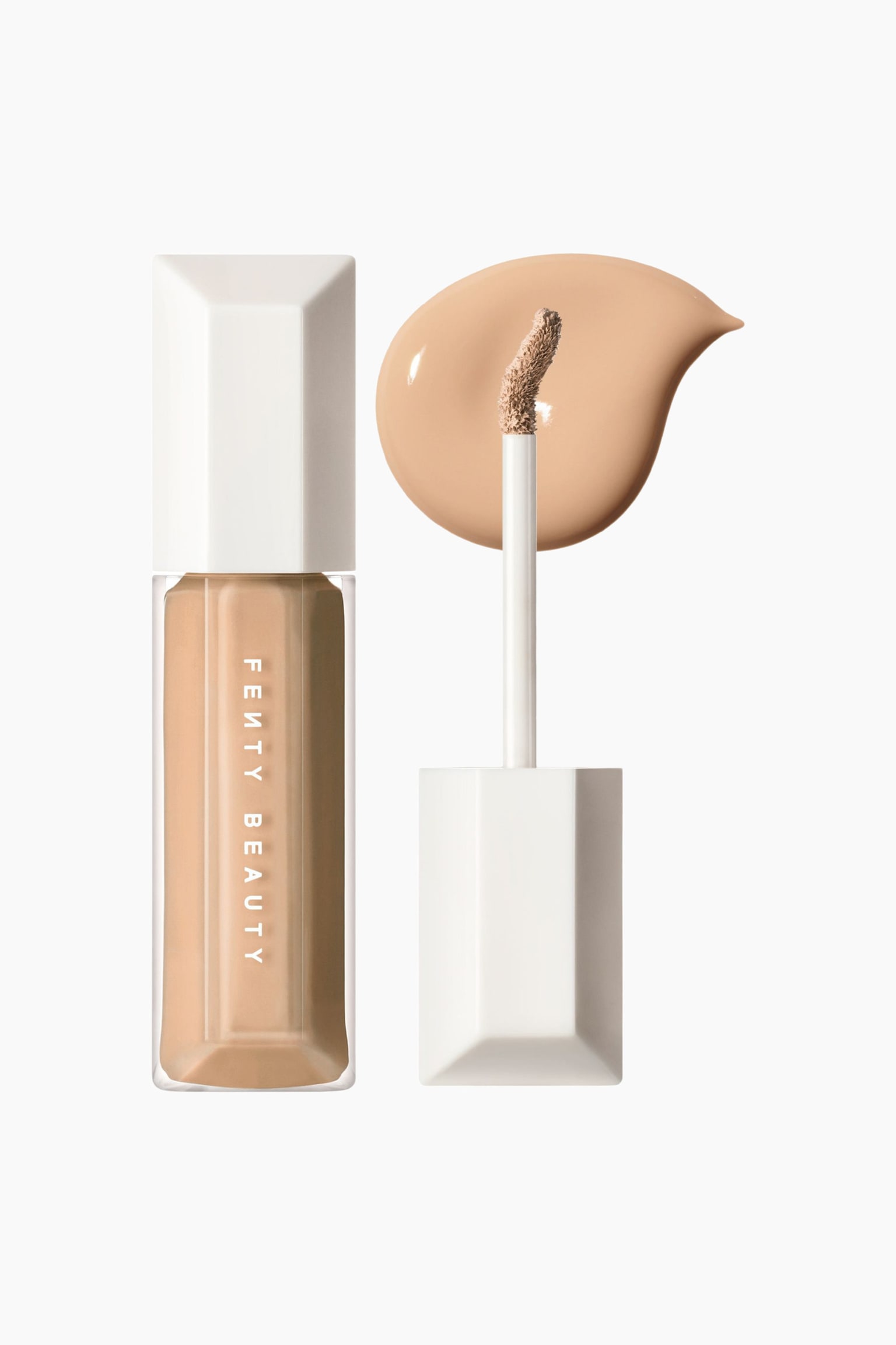 We're Even Hydrating Longwear Concealer stÃ¥r oprejst i en klar, facetteret flaske, der viser en medium-beige flydende formel og er toppet med en hvid, kantet hÃ¦tte. Til hÃ¸jre stÃ¥r applikatorstaven lodret med sin buede doe-foot-spids dÃ¦kket af produktet, placeret foran en glat, drÃ¥beformet swatch i den matchende beige nuance. - 1