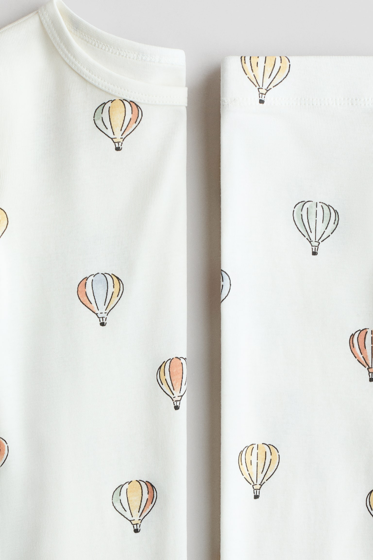Pyjama confortable en coton imprimé - Blanc/montgolfières/Bleu clair/dinosaures/Vert clair/éléphant/Rose clair/cœurs/Beige clair/imprimé léopard/Blanc/cerises/Blanc/animaux/Blanc/cœurs/Blanc/lapins - 2