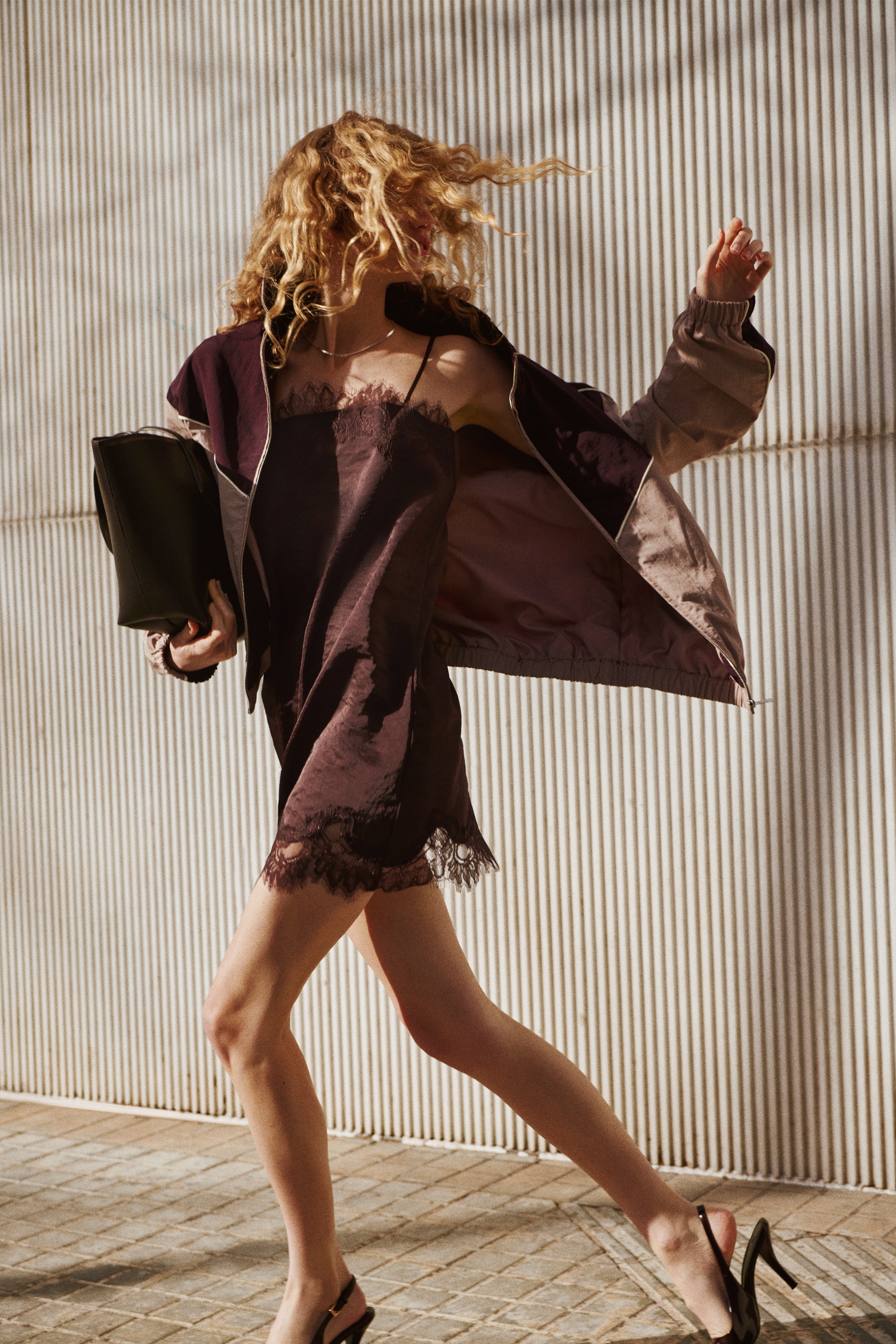 Slip in-kjole med blondekanter - Mørk brun/Cream