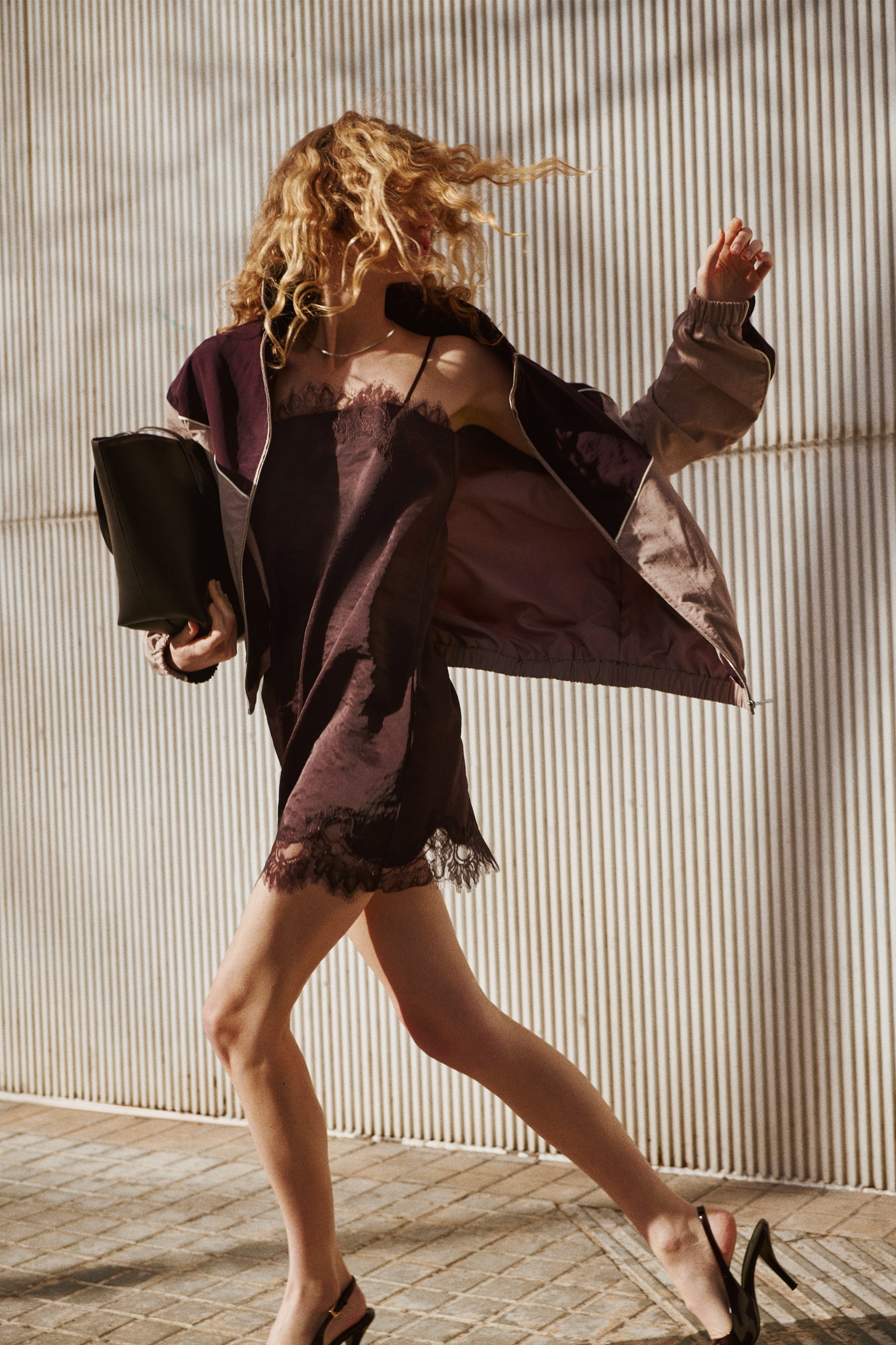 שמלת קומבניזון עם תחרה - חום כהה/קרם - 1