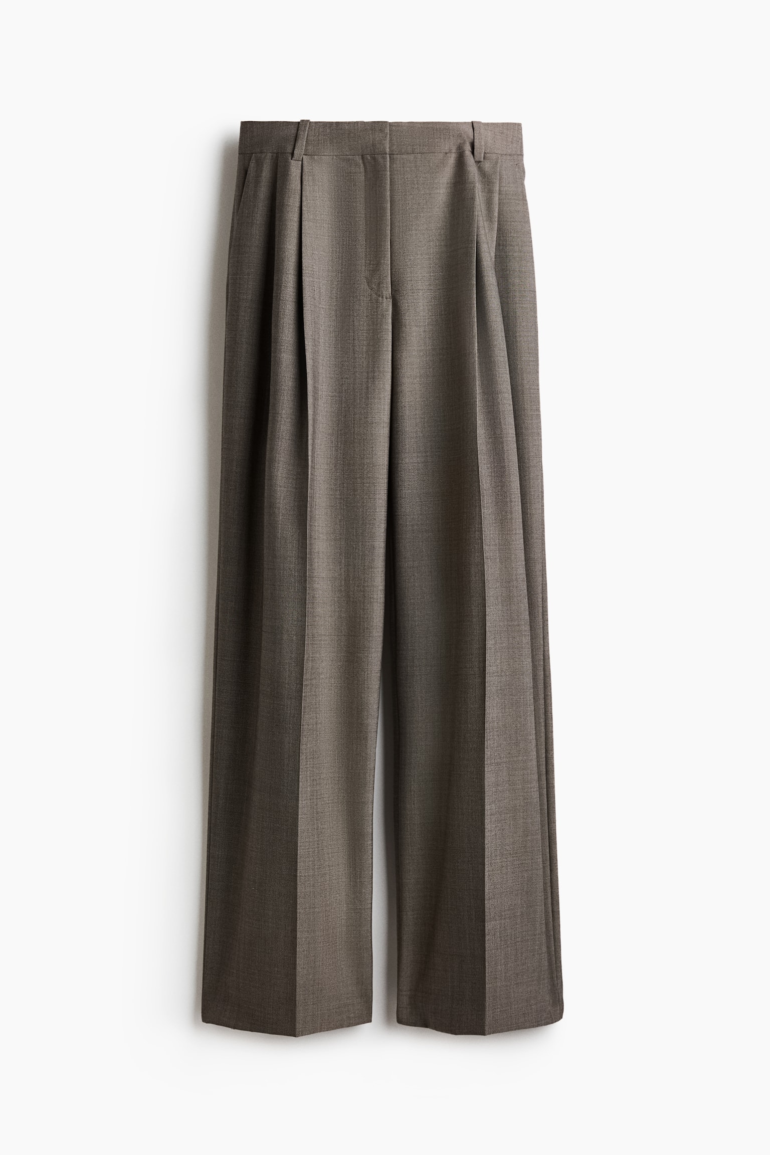 Un par de pantalones de pierna ancha en una tela texturizada color topo marrÃ³n estÃ¡ de frente, mostrando una pretina estructurada con presillas para cinturÃ³n y un cierre frontal oculto. Los pantalones exhiben pliegues delanteros profundos y marcados dobleces prensados que recorren el centro de cada pierna ancha. - 1