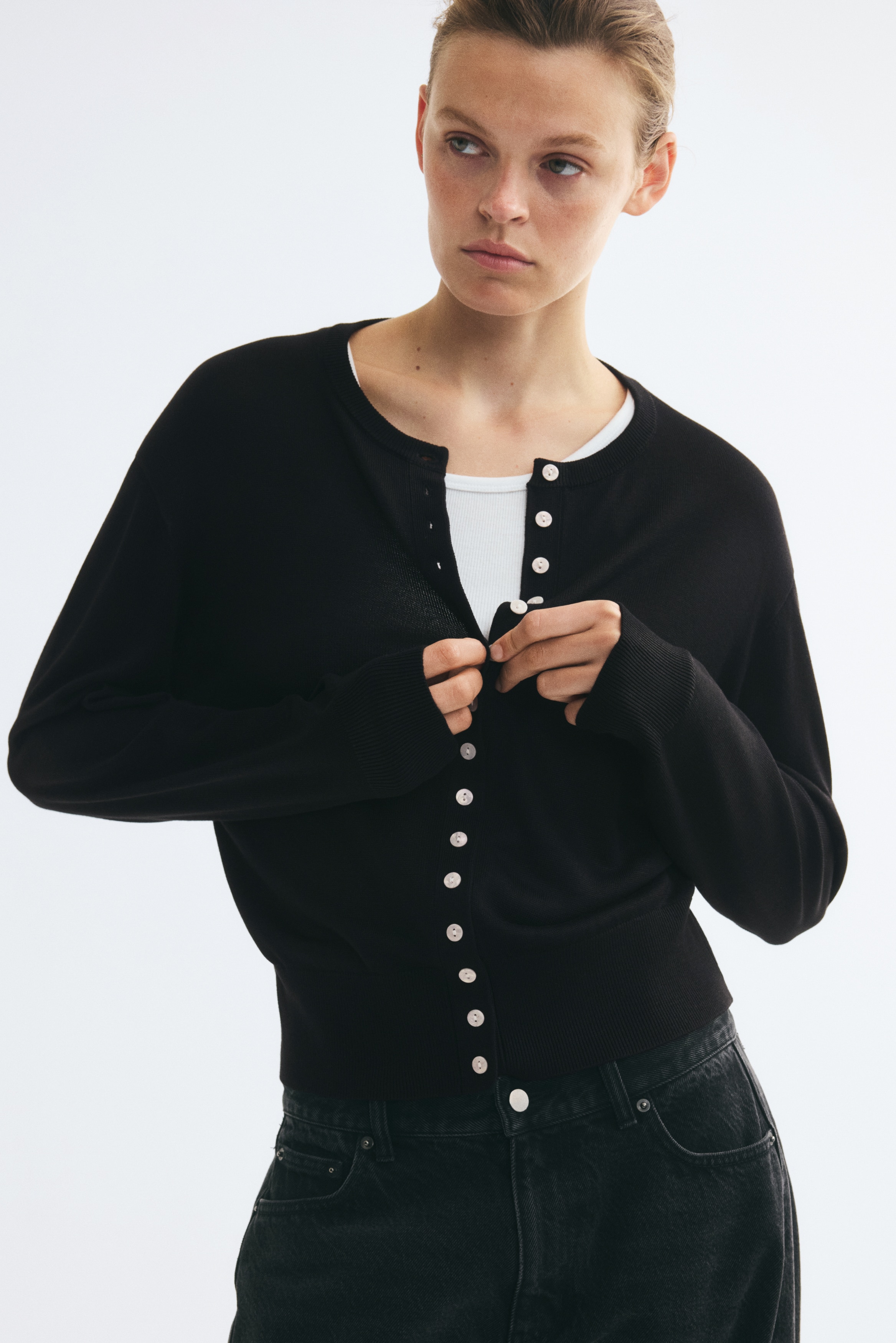 Fine-knit cardiganModel