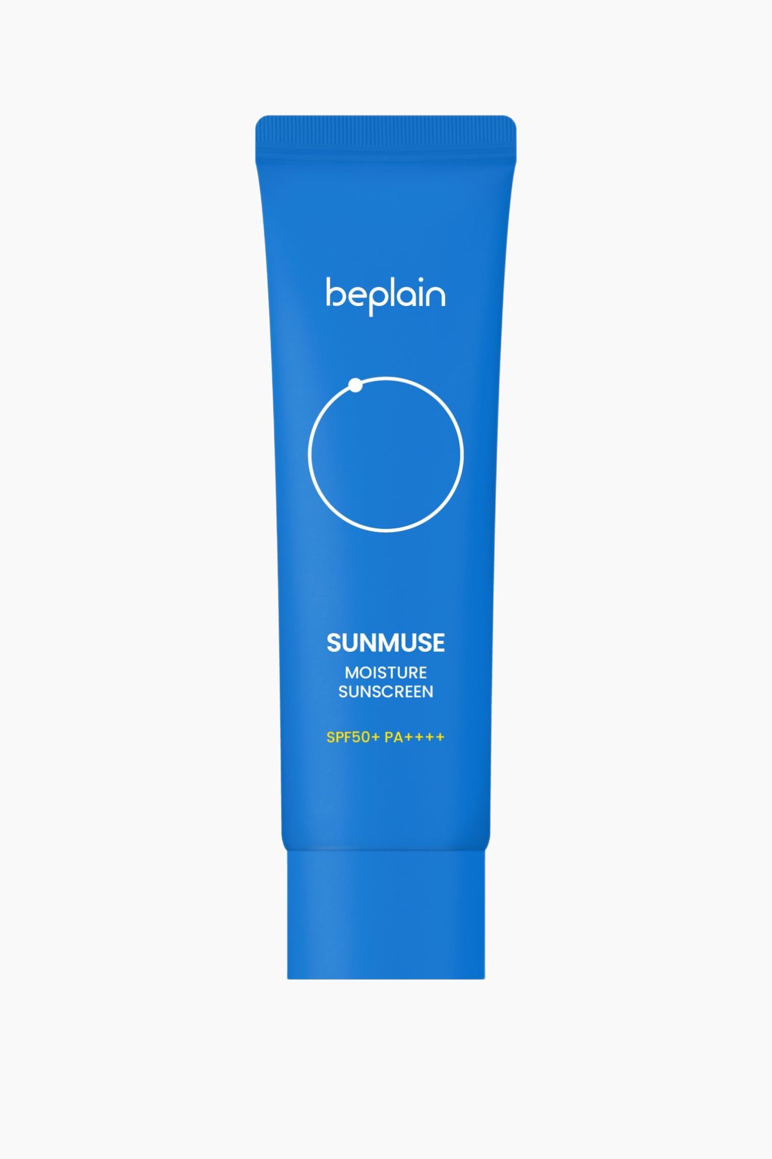 En ljusblÃ¥ klÃ¤mtub med beplain Sunmuse Moisture Sunscreen stÃ¥r upprÃ¤tt och vÃ¤nd framÃ¥t. Tubens framsida visar varumÃ¤rket "beplain" i vitt, en minimalistisk vit cirkelgrafik samt produktnamnet med "SPF50+ PA++++" i gul text nÃ¤ra botten.