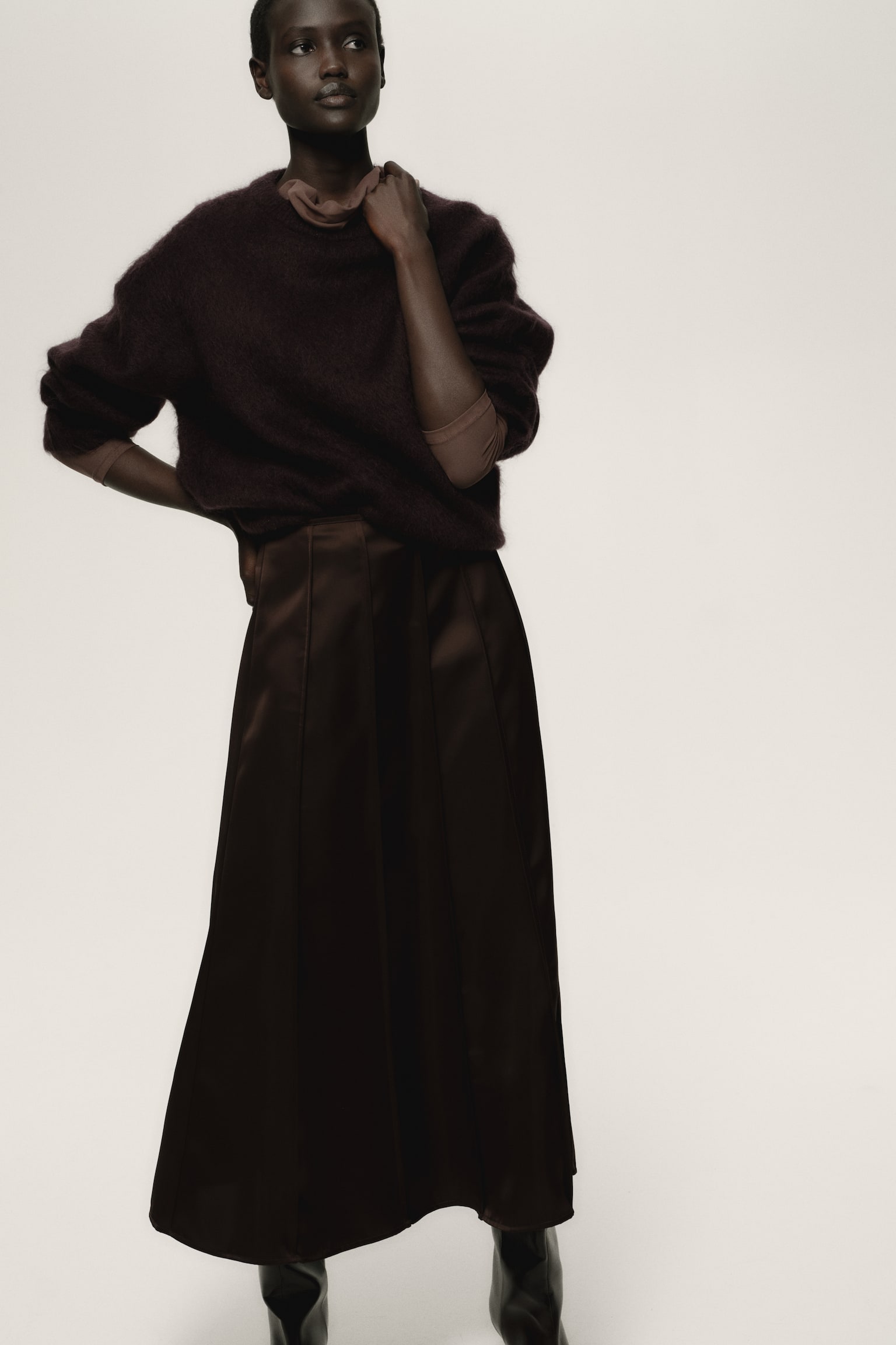 חצאית סאטן בגזרת איי - חום כהה - 1