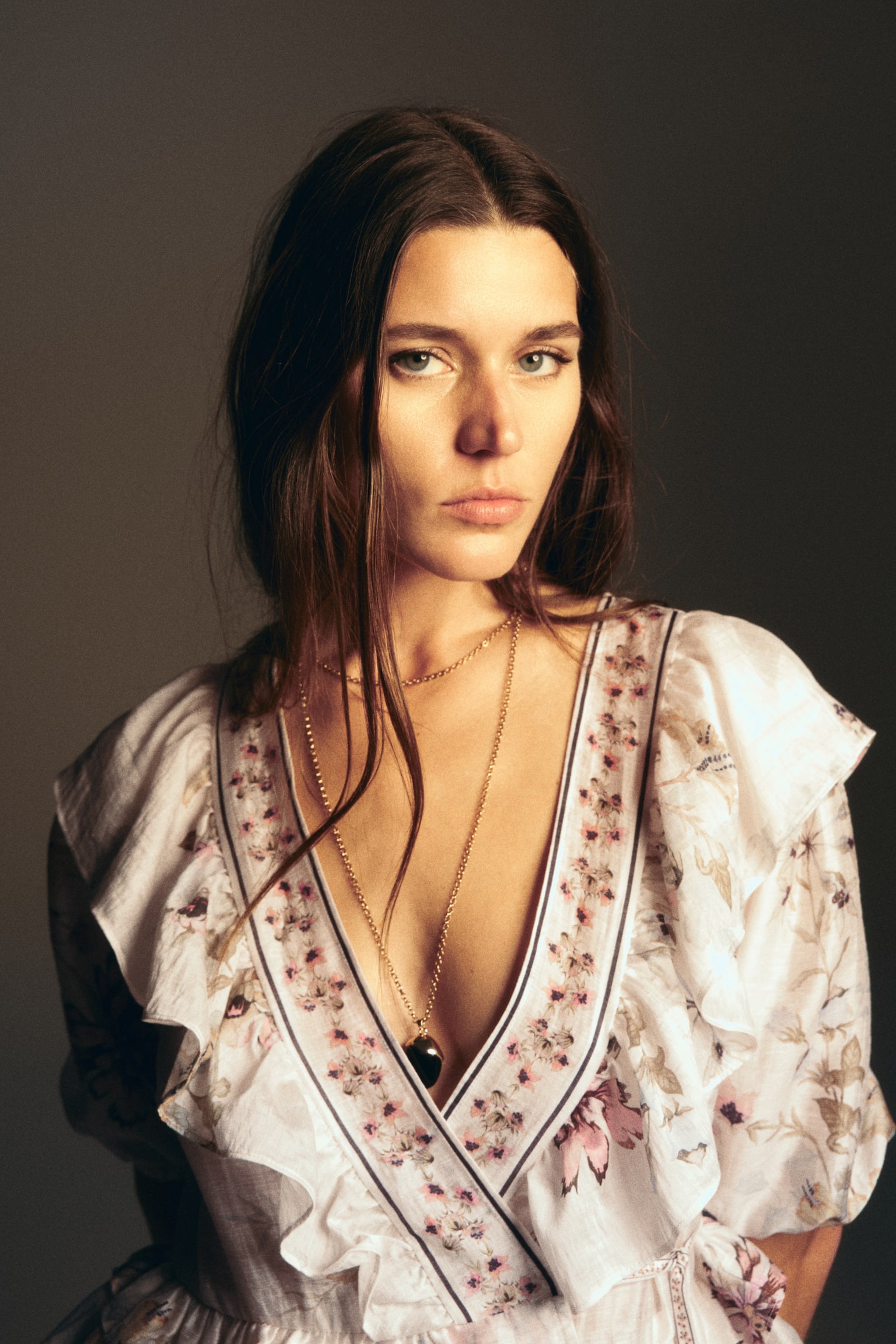 Top z domieszką lnu i baskinką - Biały/Kwiaty - 5