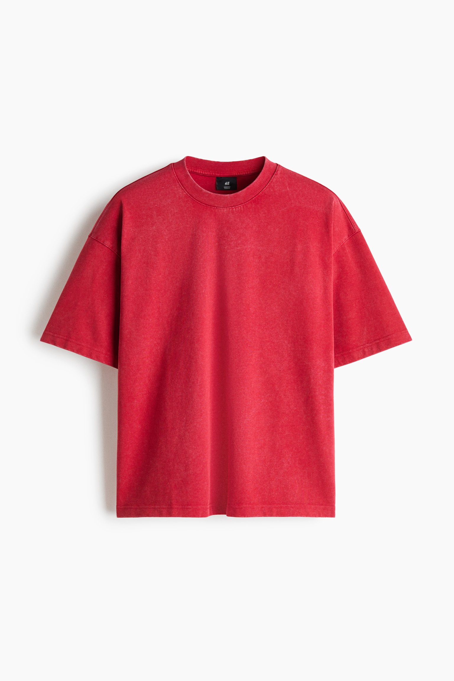 Má»t chiáº¿c Ã¡o thun oversized mÃ u Äá» ÄÆ°á»£c chá»¥p chÃ­nh diá»n, lÃ m ná»i báº­t bá» máº·t wash nháº¹, cá» trÃ²n bo rib, vai trá» vÃ  tay Ã¡o ngáº¯n rá»ng.