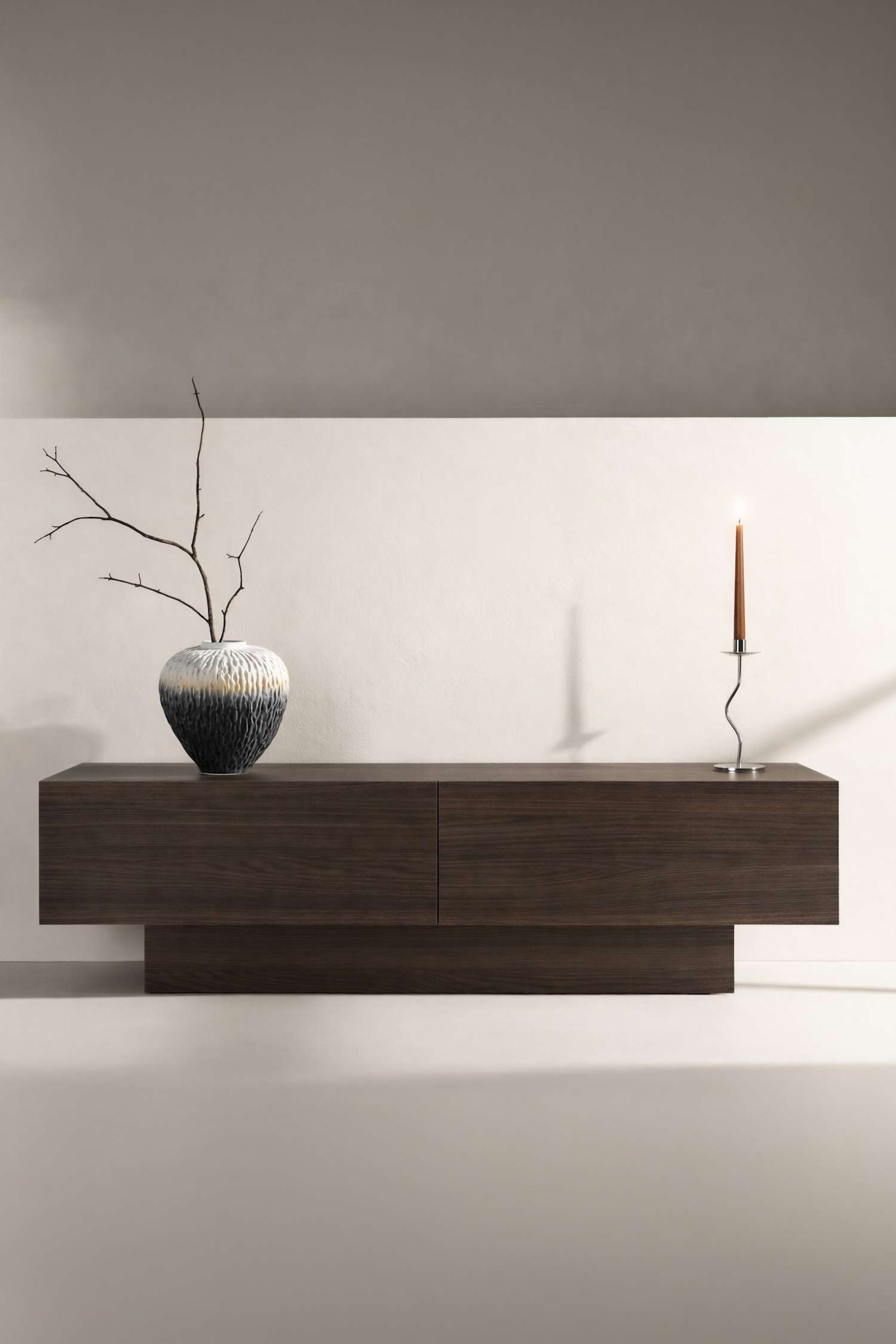 Visualizza immagine più grande: Un tavolo console in legno scuro mostra le superfici frontale e superiore. Presenta due frontali senza giunzioni e una base incassata, creando un effetto sospeso.