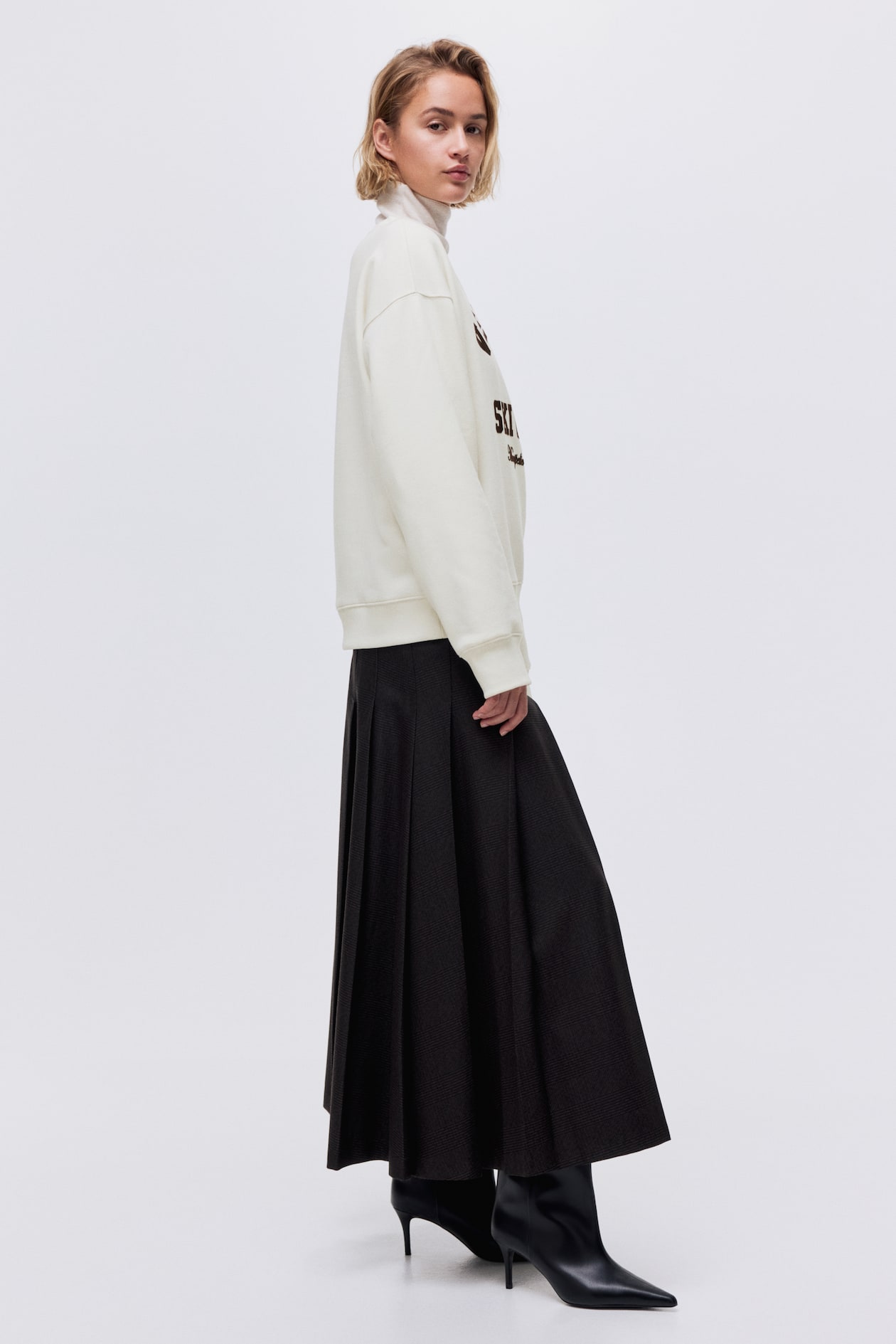 Sweatshirt with Text Motif - image 5