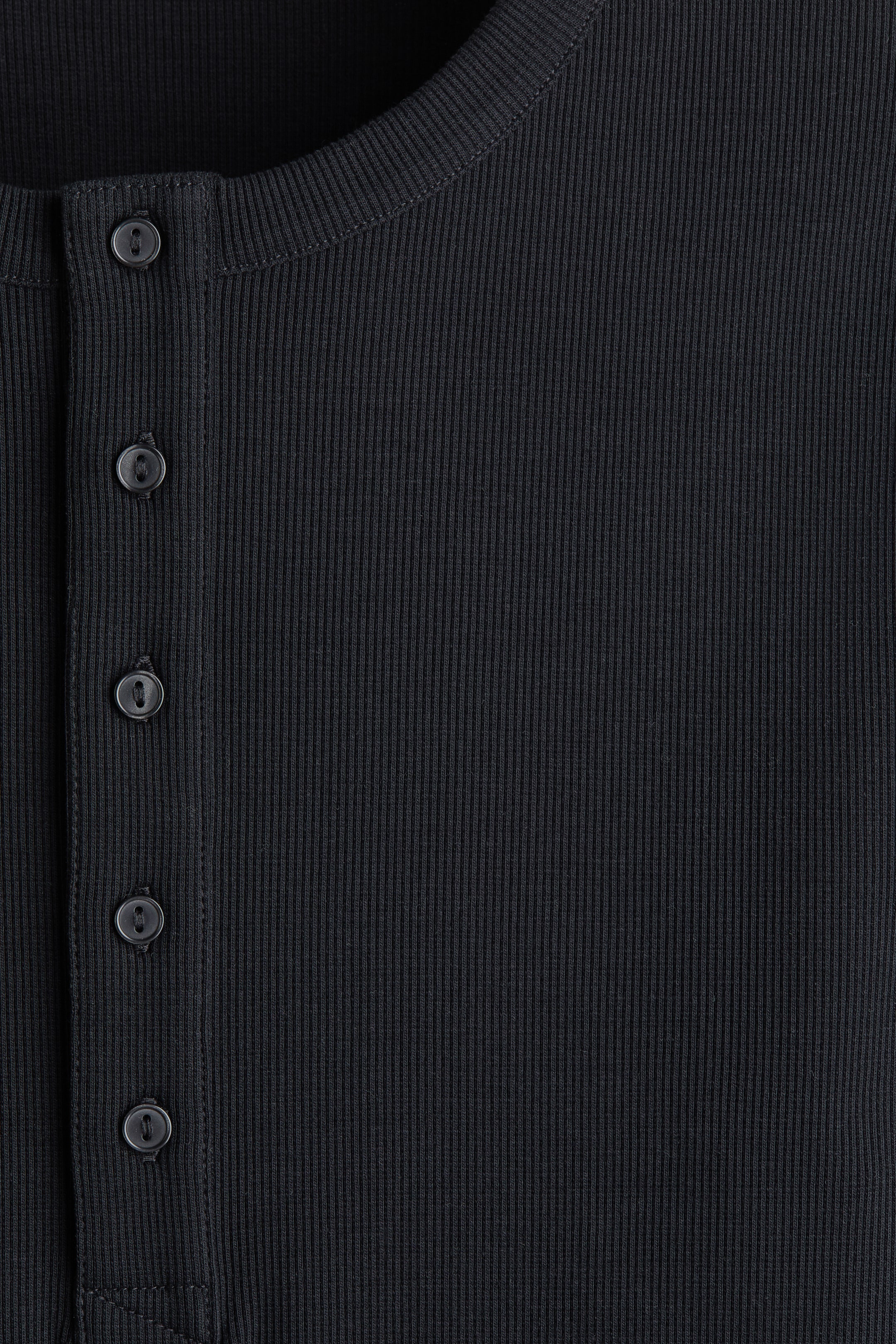 Chemise côtelée à encolure boutonnée près du corps