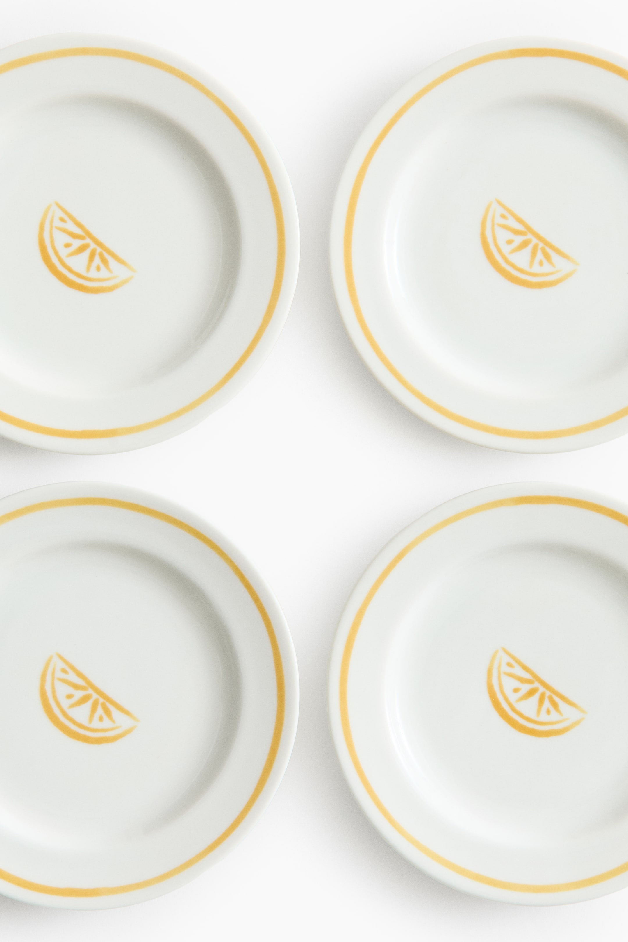 Lot de 4 petites assiettes en porcelaine