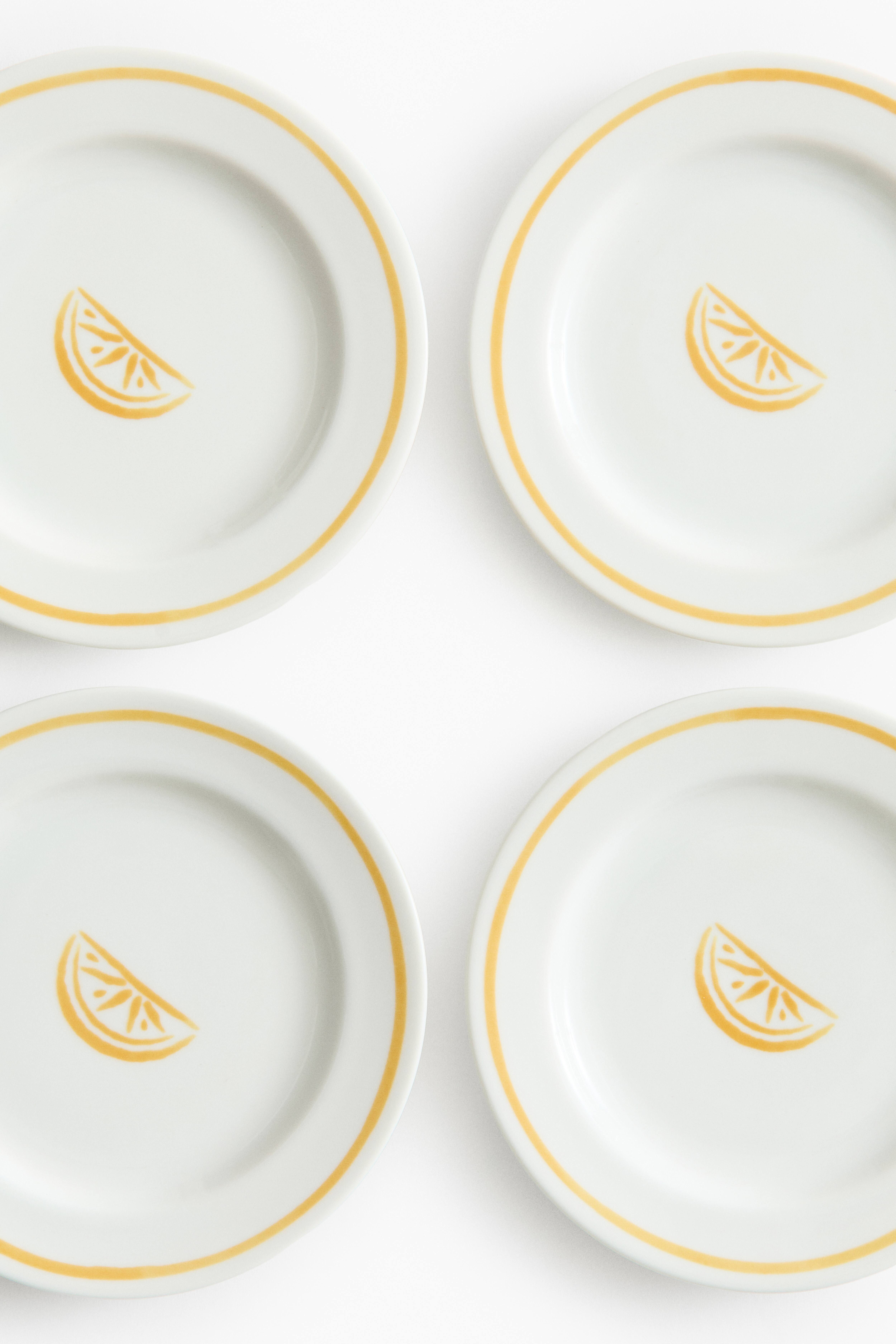 Lot de 4 petites assiettes en porcelaine