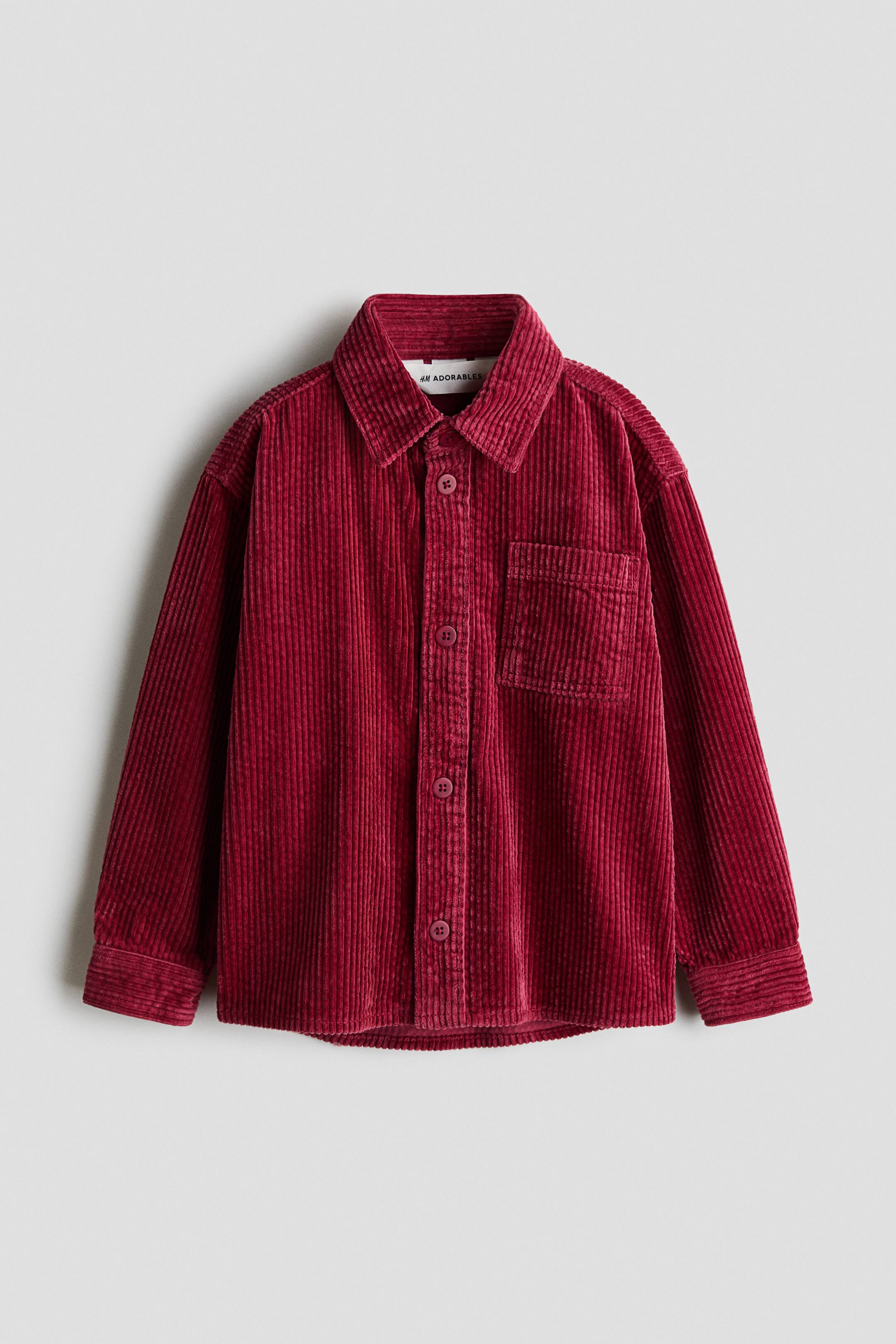 Zobrazit větší obrázek: Overshirt H&M Adorables v tmavě červeném těžkém manšestru je zobrazeno zepředu a má klasický límcový střih, zapínání na knoflíky vpředu a jednu náprsní nakládanou kapsu. Košile s dlouhým rukávem se vyznačuje strukturovaným svislým žebrováním po celé ploše a je zakončena manžetami na knoflíky.