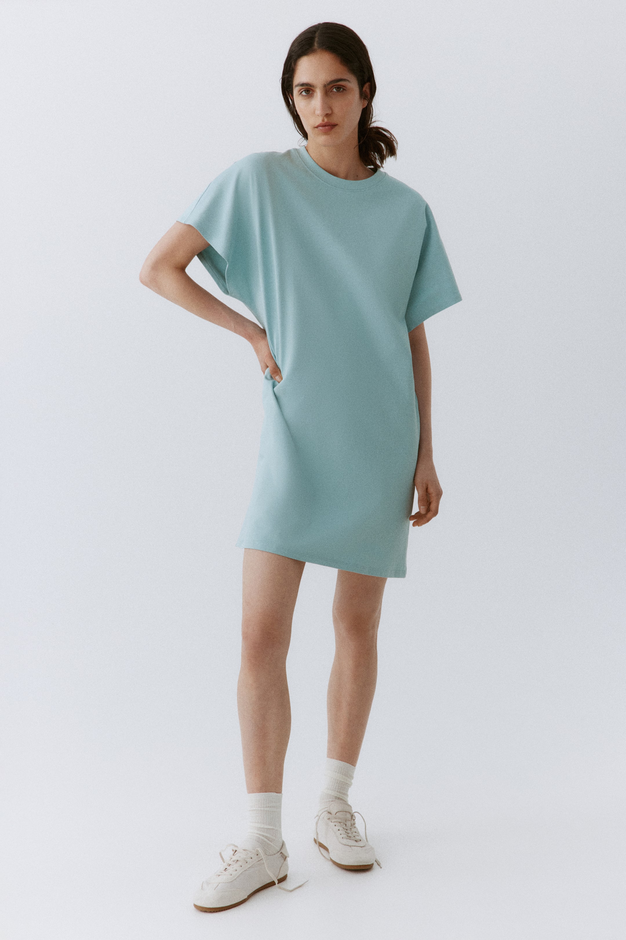 Agrandir l'image: Une robe t-shirt bleu clair présente un col rond et des manches courtes et larges. Elle affiche une coupe droite et décontractée, tombant au-dessus du genou.
