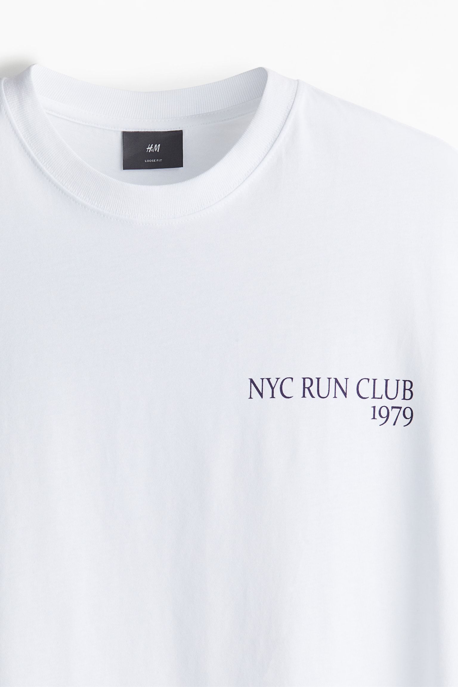 Camiseta con motivo estampado Loose Fit - Blanco/NYC Run Club/Negro/Keep your friends close/Blanco/Less is More/Blanco/Flores/Negro/Brothers/Crema/Visions/White/Chaos Reigns/Negro/Girasoles/Blanco/Aesthetically pleasing/Negro/Fortuna/Negro/Rana/Crema/Balance Focus/Blanco/Mortazza/Blanco/Negro/Quick Sips/Crema/Grand Leon Hotel/Blanco/Holidays/Negro/Saint Louis/Blanco/One winner/Negro/Worldwide dreamers/Marrón oscuro/Peer Peepz/Blanco/Good times/Blanco/Nostalgia/Blanco/Good Vibes Burger/Blanco/Aura Artist House/Beige claro/Riddance/Negro/Palmera/Beige grisáceo/Imagine - 6