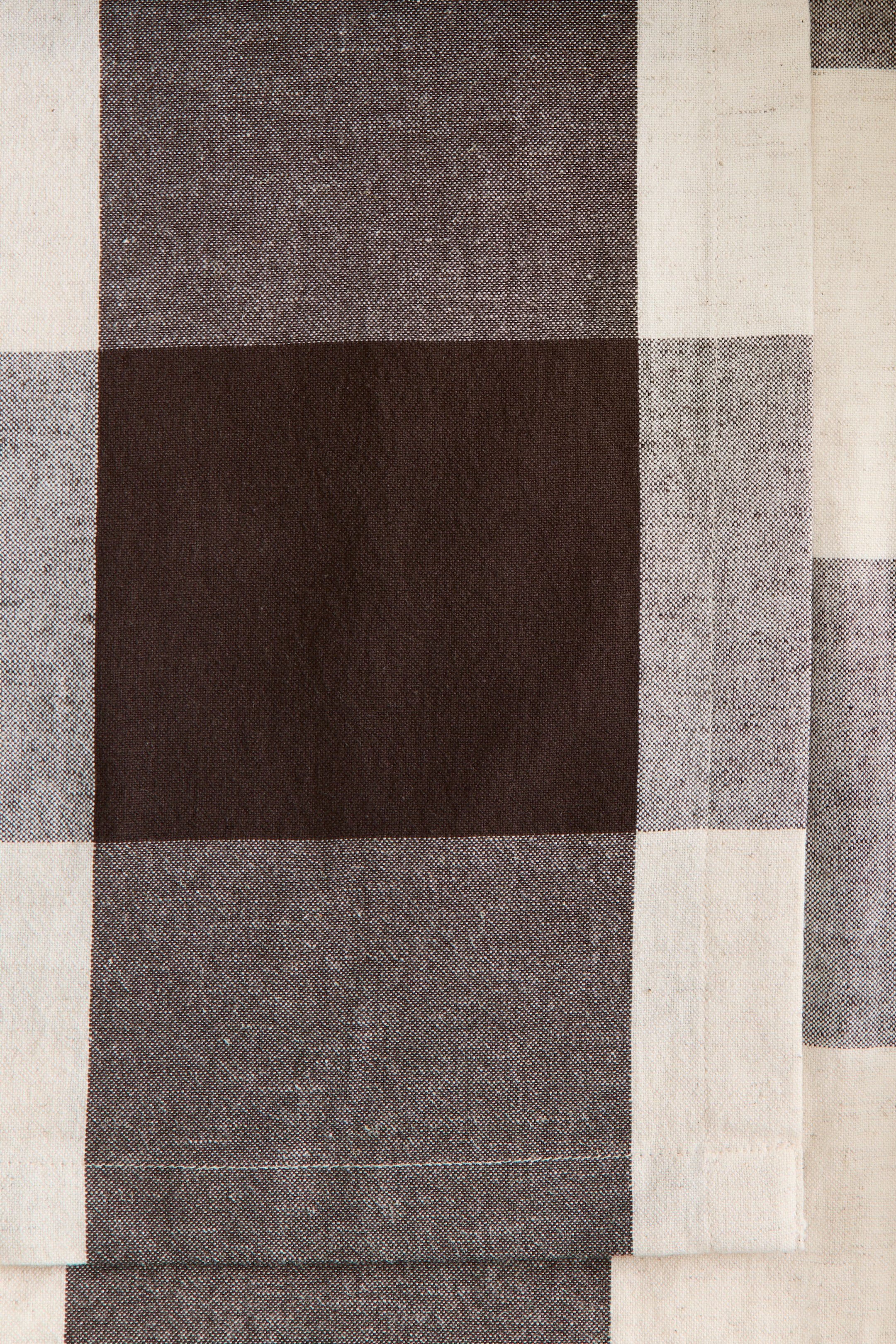 拡大画像を表示: リネンブレンドテーブルクロス - ダークブラウン／ギンガムチェック - Home All | H&M JP 4