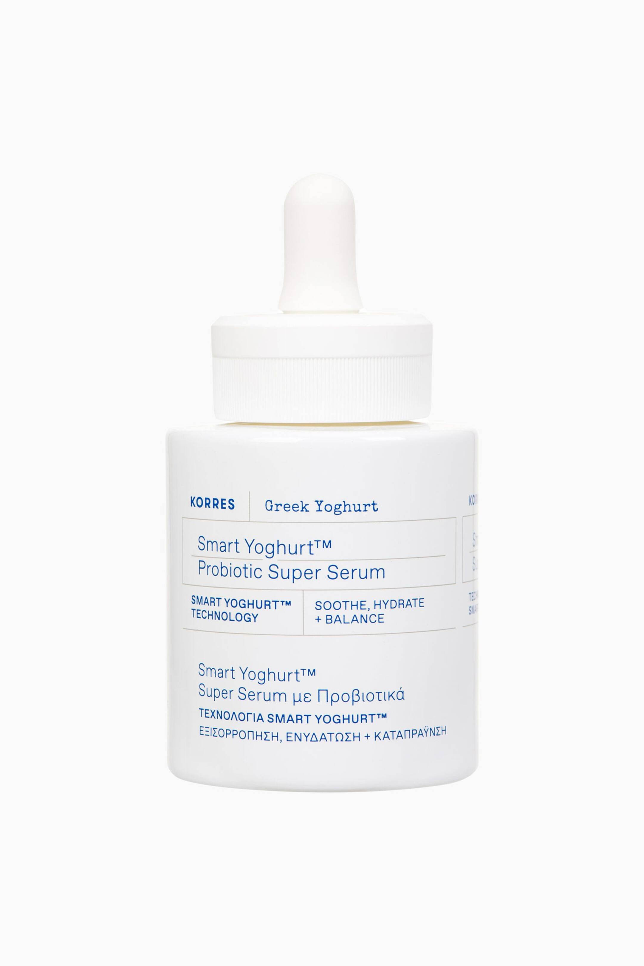 Visa större bild: En vit cylindrisk flaska av Korres Greek Yoghurt Smart Yoghurt? Probiotic Super Serum, toppad med en vit pipettkork med en räfflad krage, står upprätt och vänd framåt. Etiketten visar tydligt produktnamnet, "SOOTHE, HYDRATE + BALANCE", och "SMART YOGHURT? TECHNOLOGY".