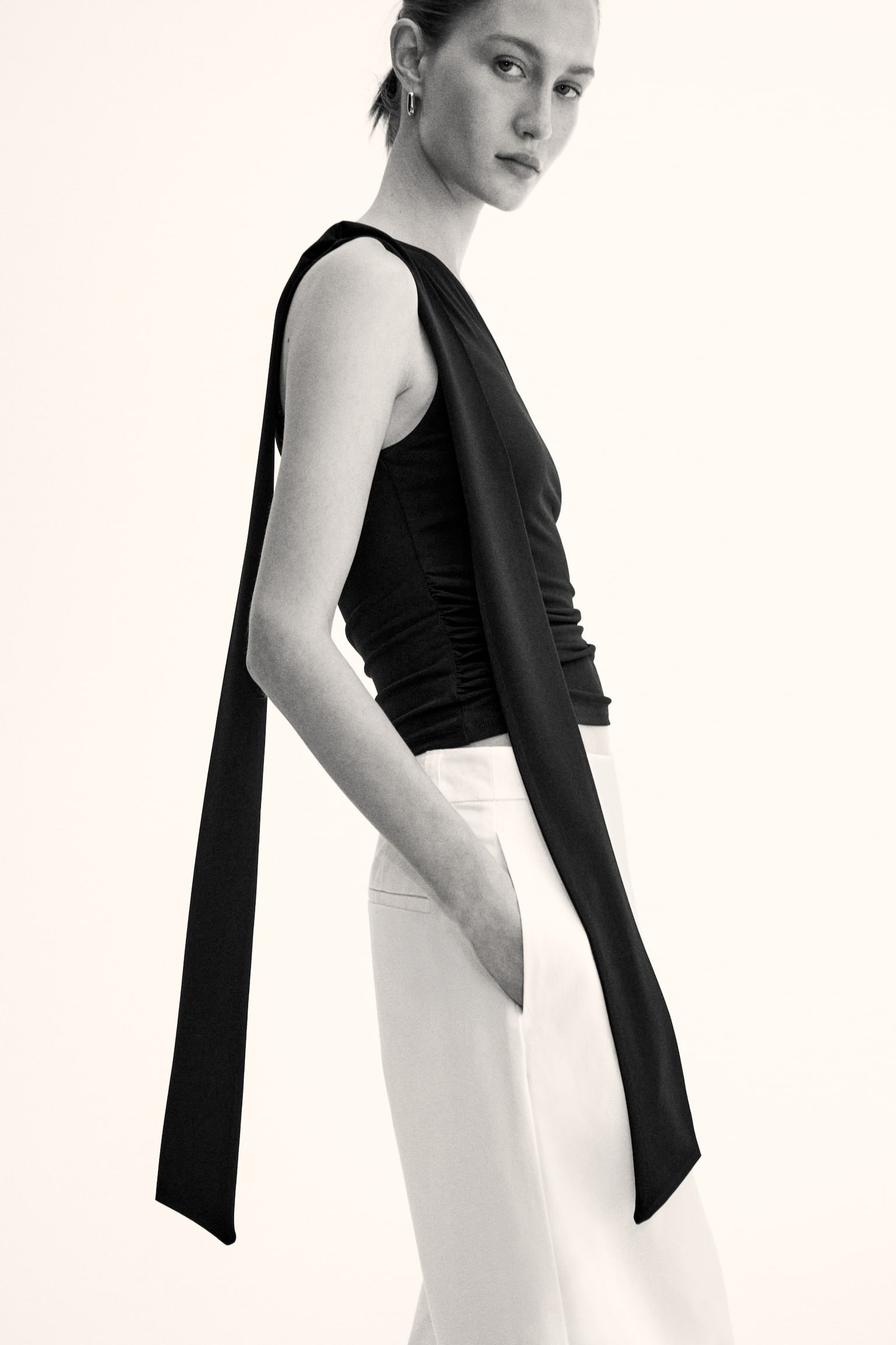 Draperad one shoulder-topp - Svart - 1