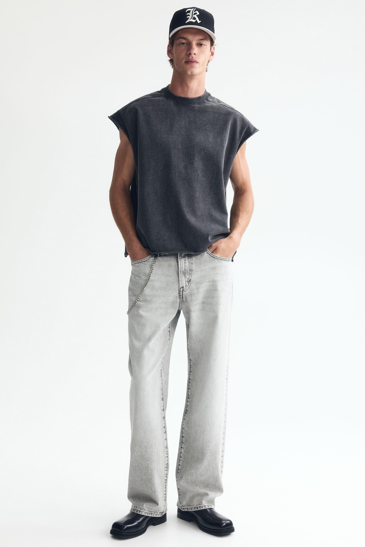 Light grey 5-pocket jeans in rigid cotton denim are showcased from the front, featuring a regular waist and a zip fly fastening. They are crafted with a straight leg and a relaxed fit from the seat to the hem, offering extra room from the thigh down. - 1