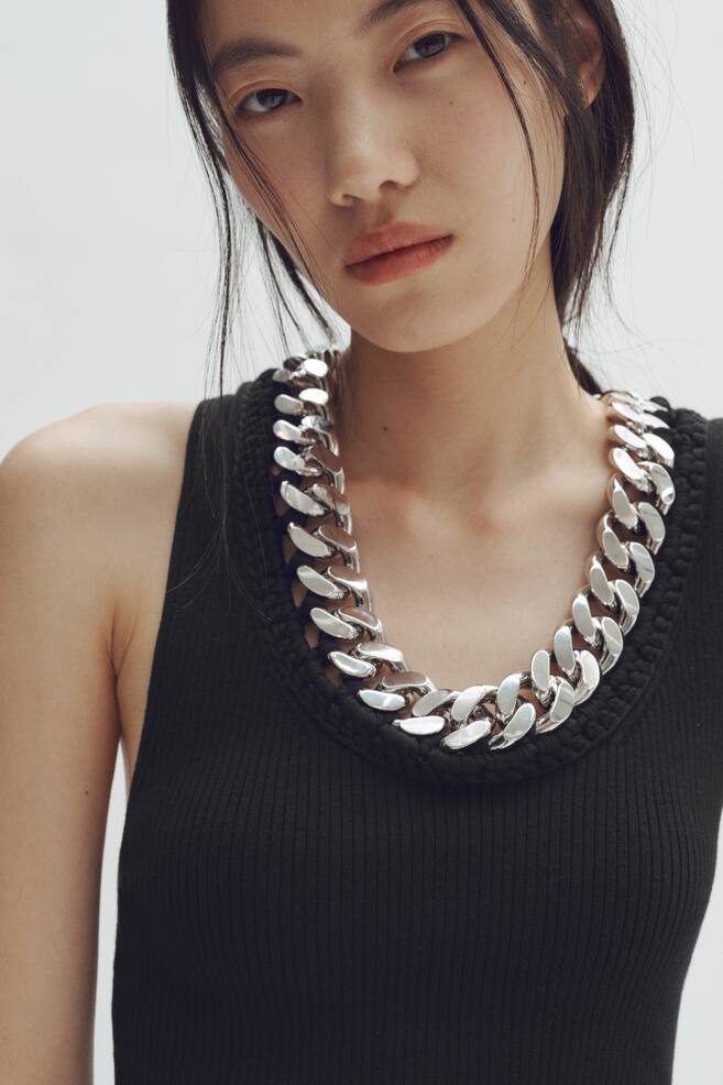 Top acanalado con detalle de cadena - Negro - 5
