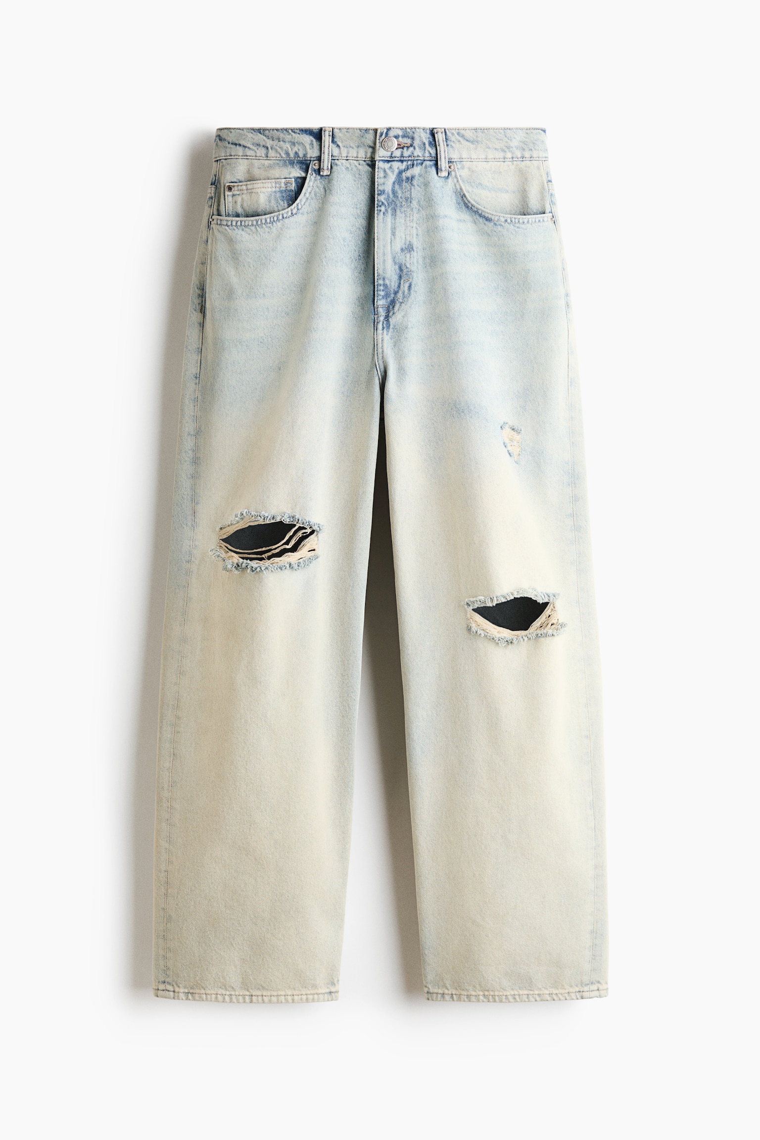 Et par lysevaskede denimjeans med brede ben hÃ¦nger fladt i frontvendt visning og viser en baggy silhuet, en almindelig talje og et klassisk design med fem lommer. Jeansene har markante slidte huller med flossede kanter ved begge knÃ¦ og en diskret gullig falmning i hele stoffet.