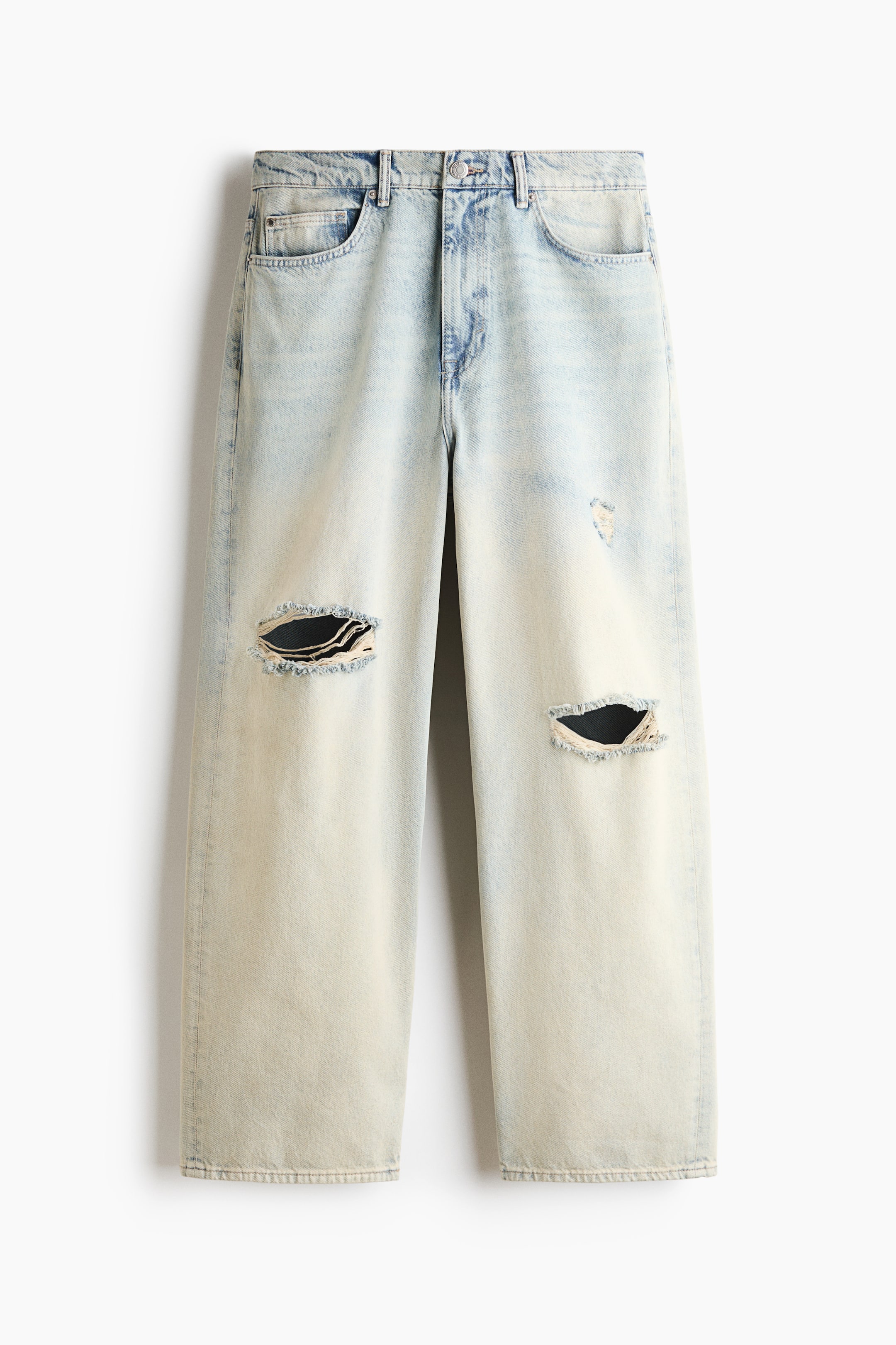 Visa större bild: Ett par ljusvättade jeans i denim med vida ben hänger plant i en framifrån-vy och visar en baggy silhuett, normal midja och en klassisk femficksdesign. Jeansen har tydliga slitna revor med fransiga kanter vid båda knäna och en subtil gulaktig blekning över hela tyget.