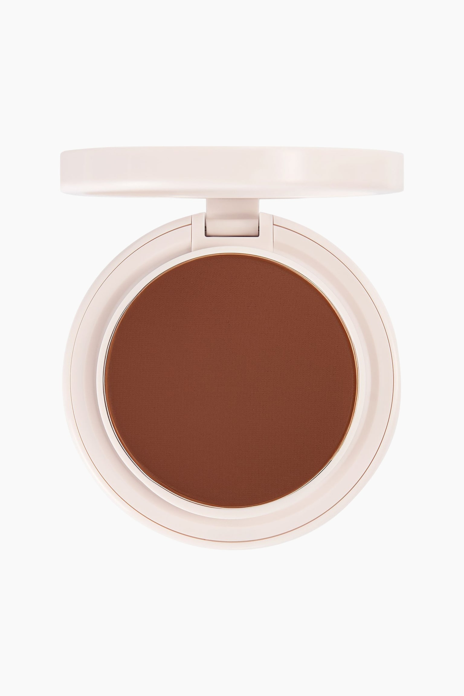 Natural Blur Powder Foundation præsenterer et dybtbrunt presset pudder med en jævn, mat finish i en åben, rund, lyserosa kompakt. Kompakten vender forover og viser den runde pudderpande, mens låget er slået opad.