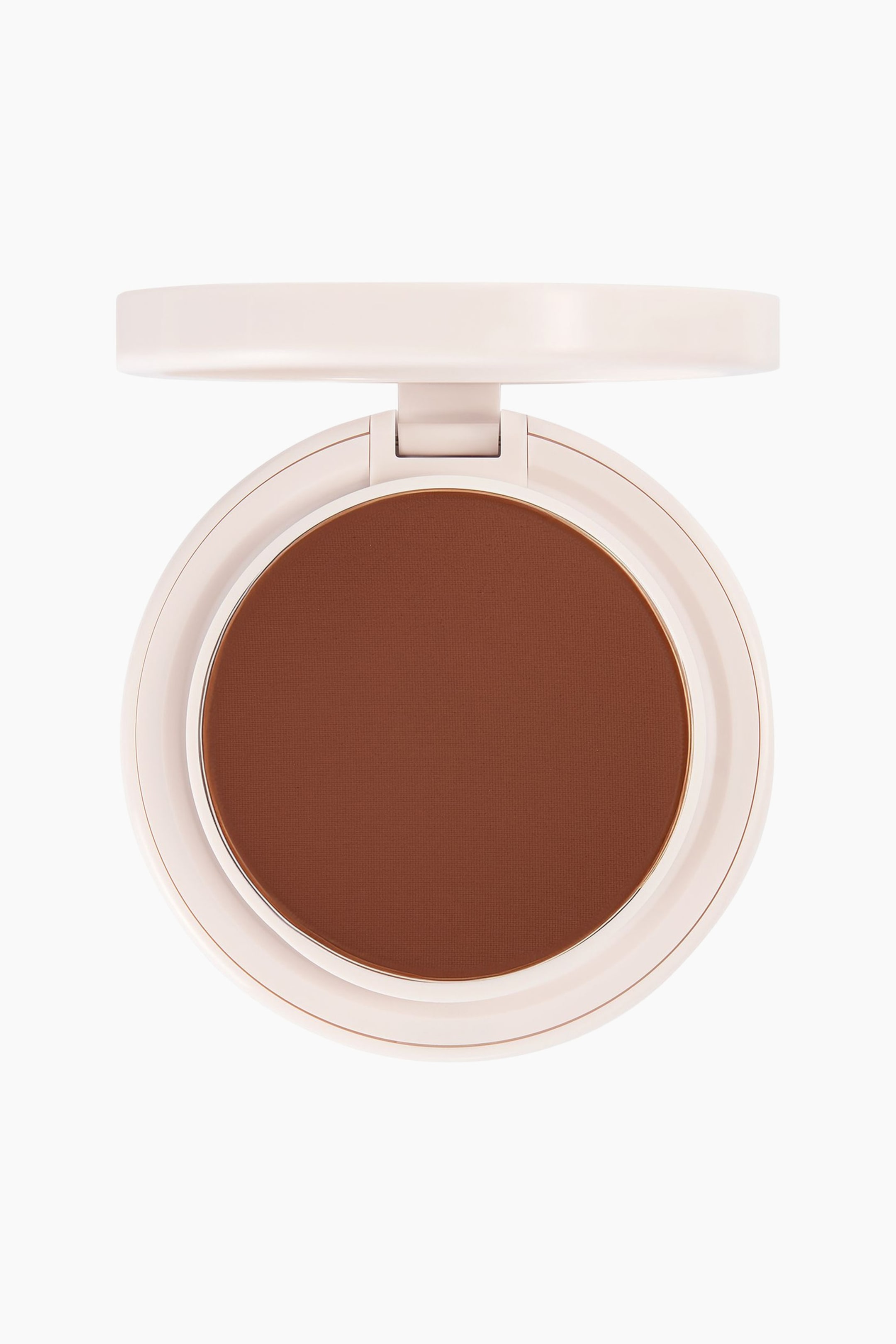 Se større billede: Natural Blur Powder Foundation præsenterer et dybtbrunt presset pudder med en jævn, mat finish i en åben, rund, lyserosa kompakt. Kompakten vender forover og viser den runde pudderpande, mens låget er slået opad.