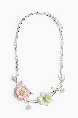 Halsband med blomdetaljer