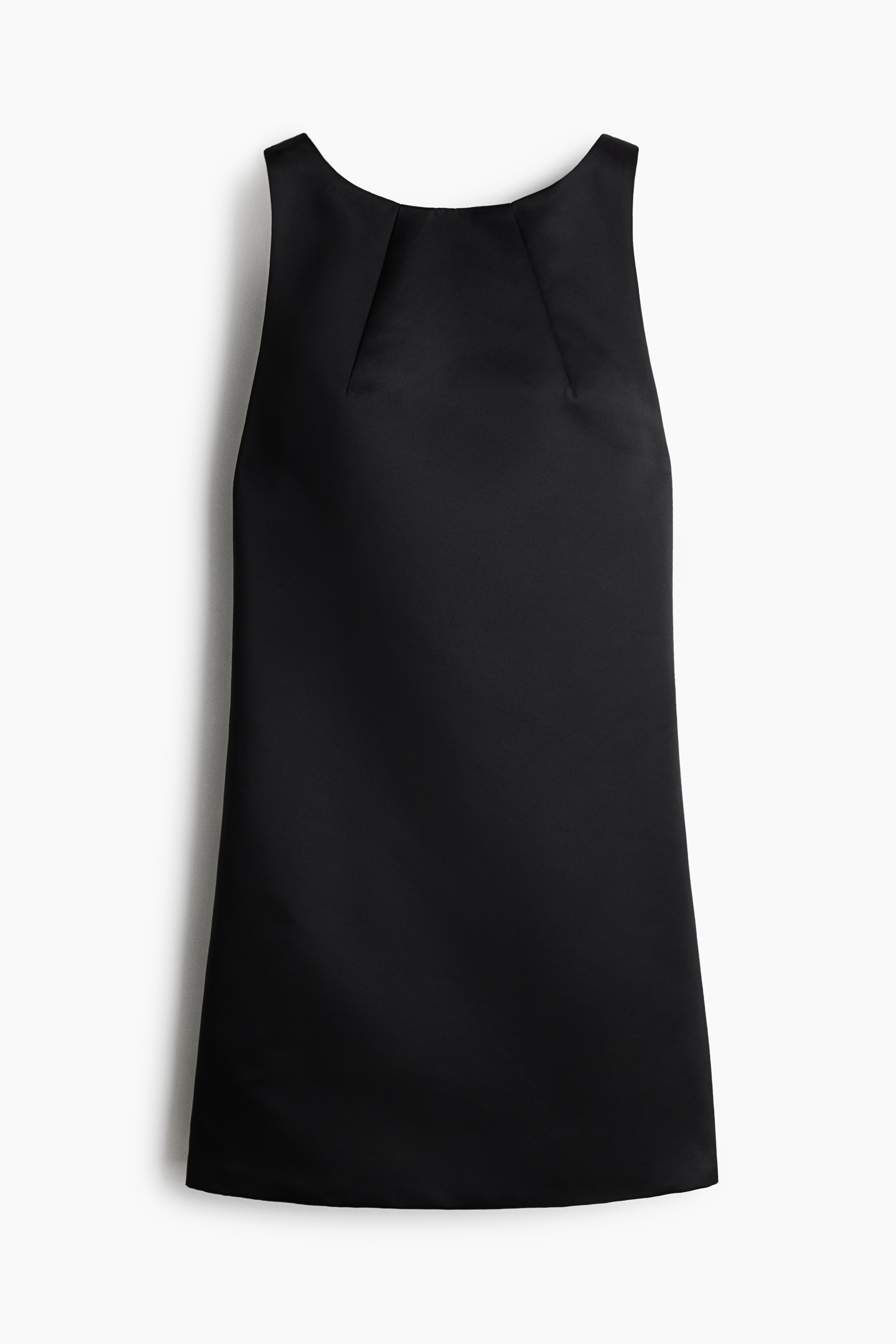 Une robe en satin noir Ã©pais est portÃ©e par le mannequin, montrant le dos du vÃªtement. La robe prÃ©sente un dos nageur ornÃ© dâun nÅud dÃ©coratif central.