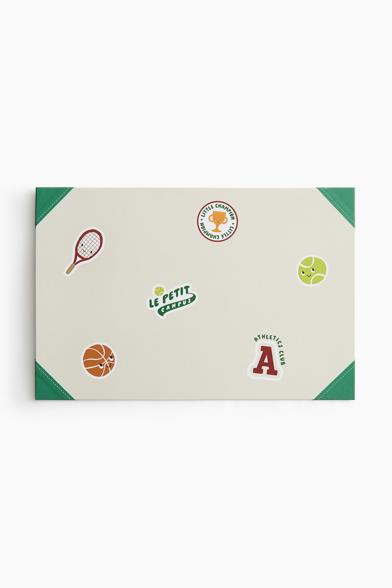 En rektangulÃ¤r skrivbordsunderlÃ¤gg i benvitt, sedd framifrÃ¥n, visar olika sportsillustrationer i tecknad stil utspridda Ã¶ver ytan, inklusive en basketboll, ett tennisracket, en tennisboll, en trofÃ© och ett varsity-bokstav "A". UnderlÃ¤gget har grÃ¶na triangelformade hÃ¶rnskydd med vit sÃ¶mnad i varje hÃ¶rn. - 1
