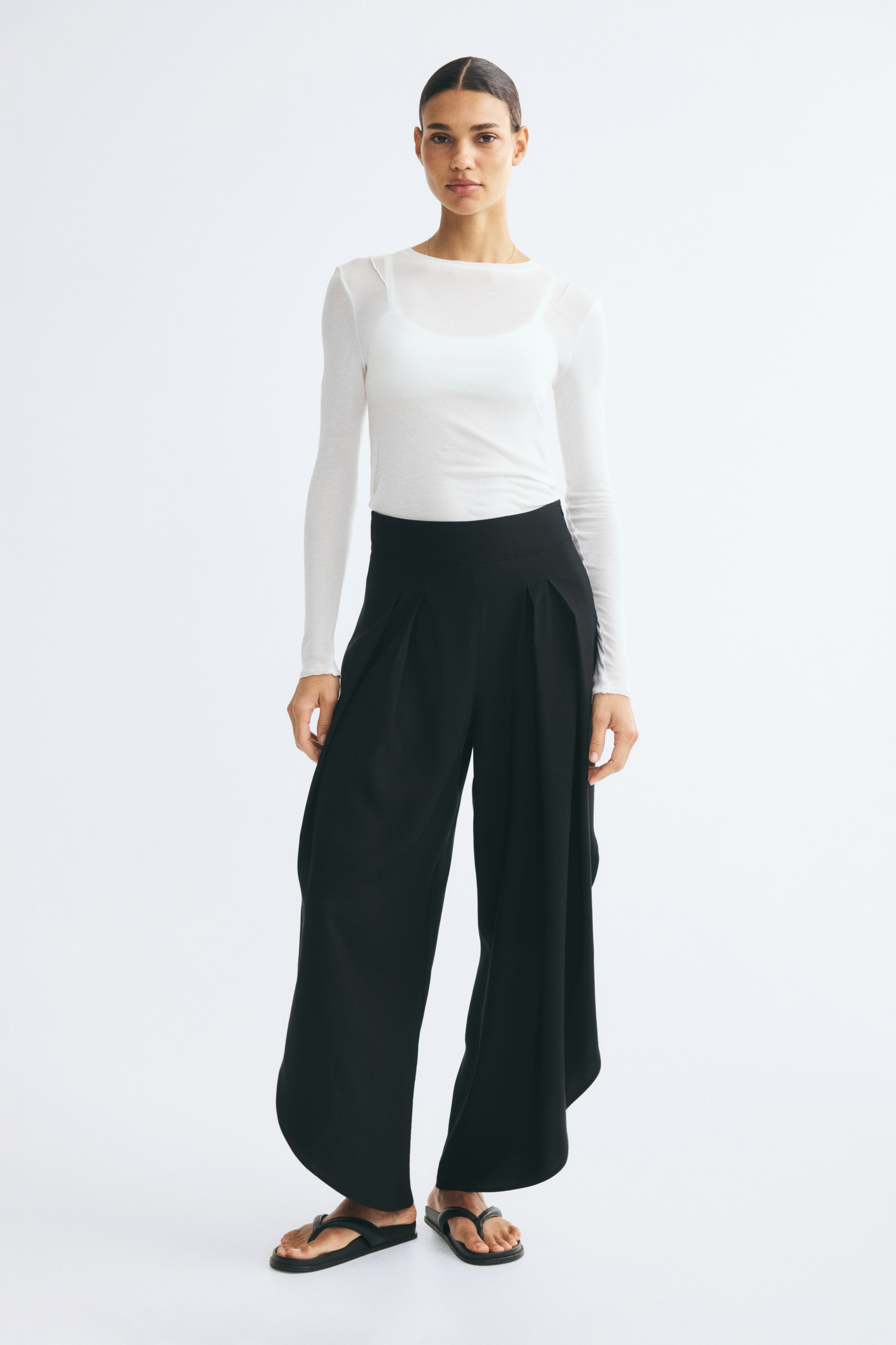 Pleated wide trousersModel