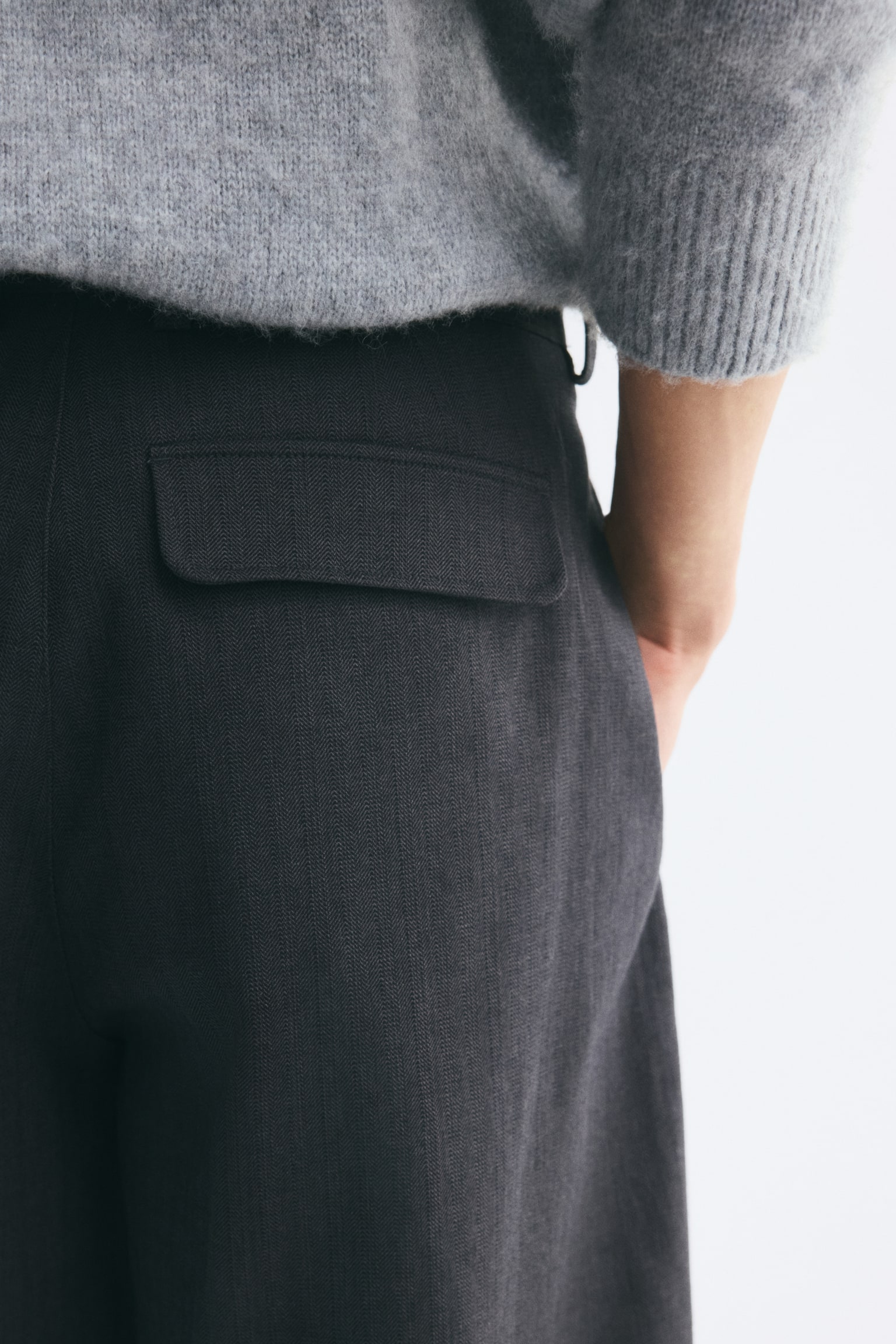 Мужские брюки H&M Loose-Fit Tailored Barrel-Leg, цвет: Тёмный серый — фото 5