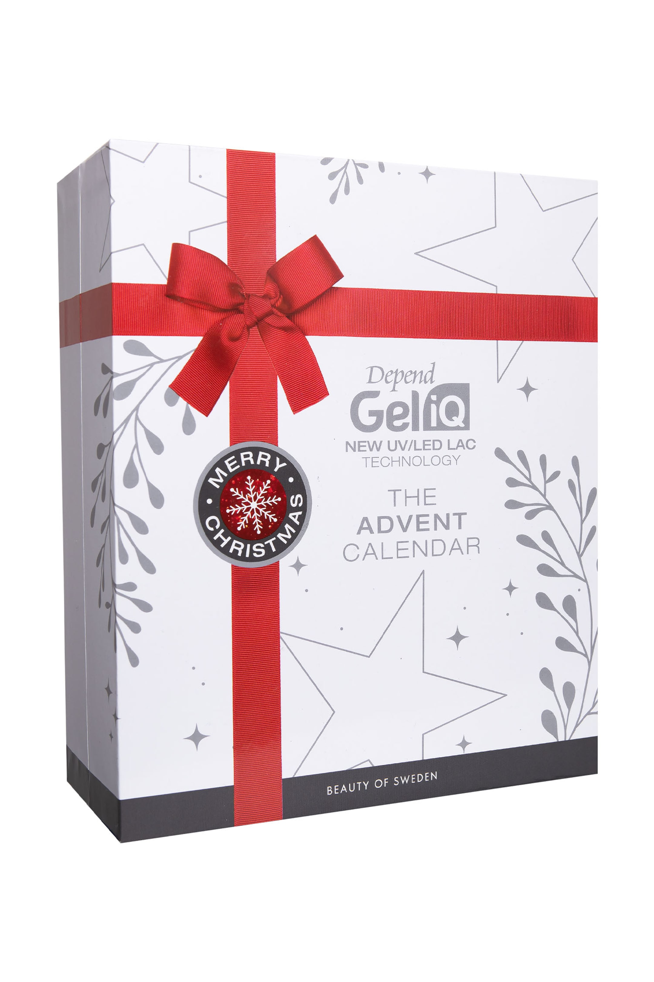 Se større billede: En trekvartsvinkel af Depend Gel iQ Adventskalender-æsken, der viser et hvidt rektangulært design dekoreret med et trykt rødt bånd og en sløjfe. Forsiden viser sølvstjerner, grå bladmønstre, et cirkulært "Merry Christmas"-emblem med et snefnug samt et mørkegråt bånd nederst med teksten "BEAUTY OF SWEDEN."