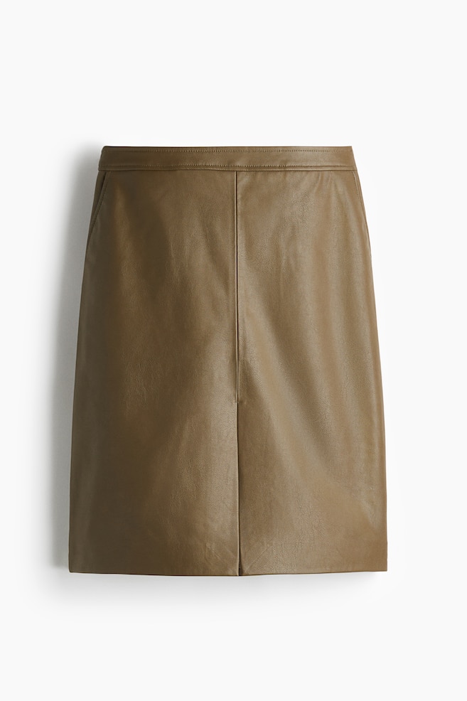 Une jupe en similicuir vert olive, orientée vers l'avant, présente une coupe droite, une ceinture plate, une poche fendue subtile sur la gauche du porteur et une couture verticale centrale. - 1