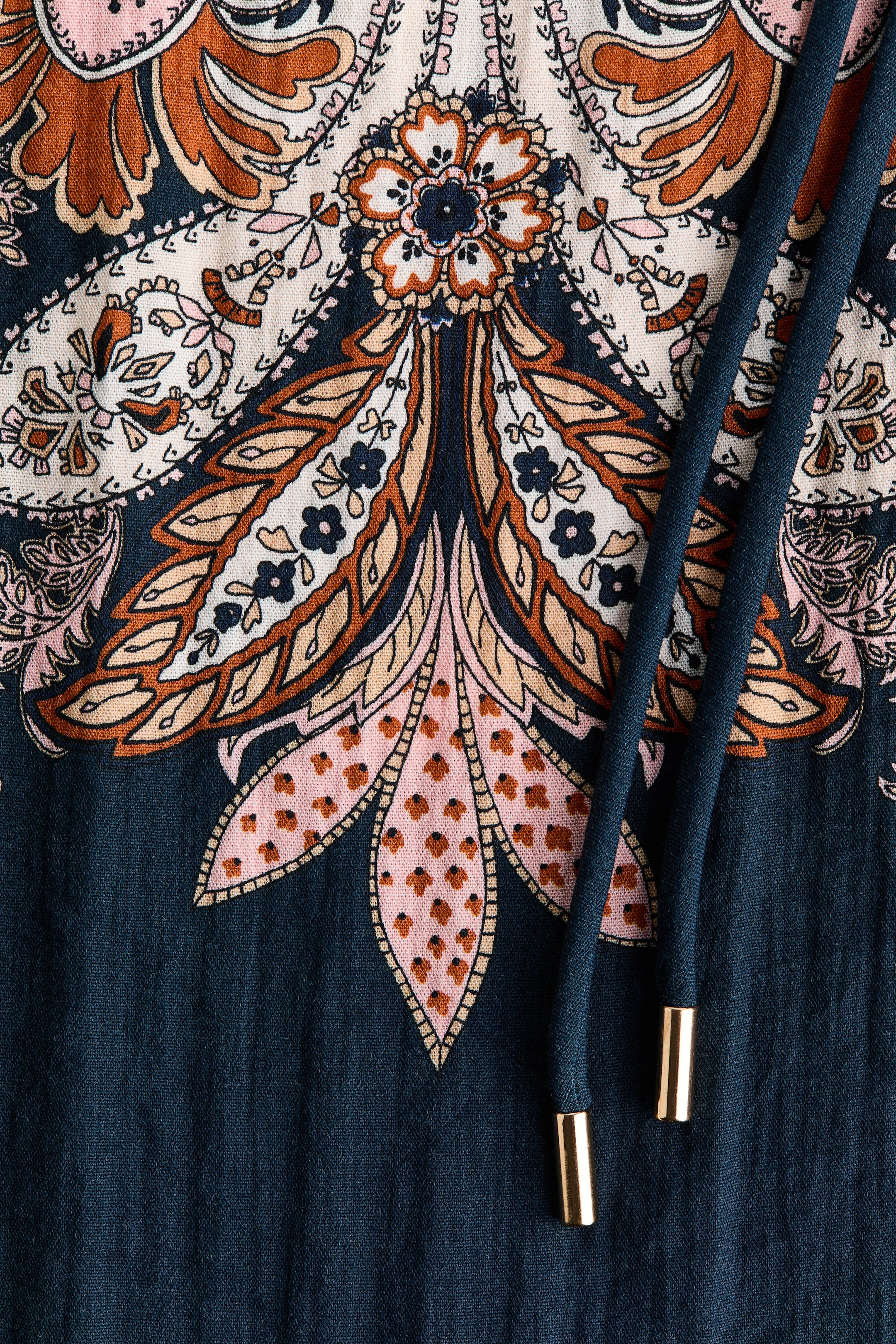 Ampliar la imagen: Vestido con cinturón de lazo - Azul oscuro/Estampado paisley - Ladies | H&M MX 2