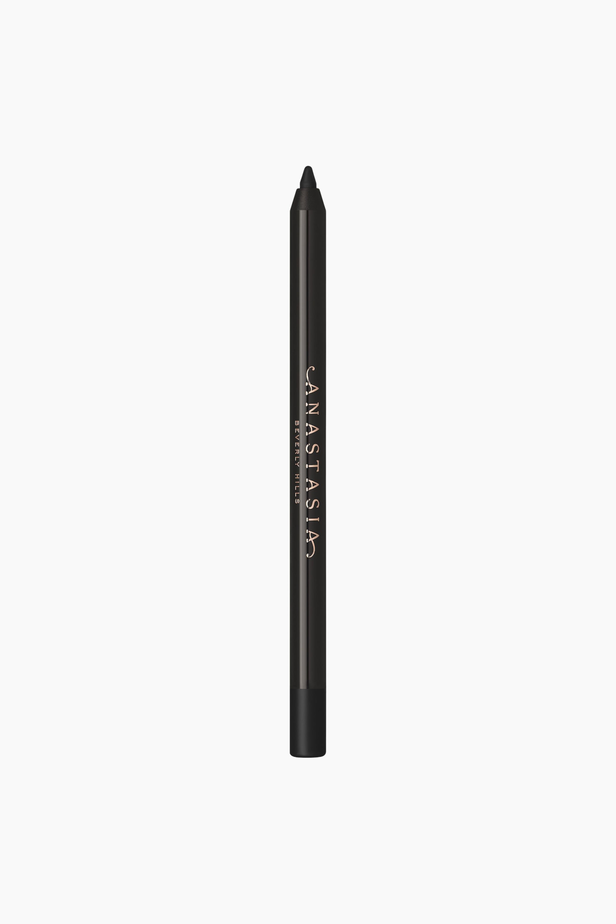 Näytä suurempi kuva: Musta eyeliner-kynä seisoo pystysuorassa, ja siinä on teroitettu kärki yläosassa sekä mattamusta runko. Brändin nimi "ANASTASIA BEVERLY HILLS" on painettu pystysuoraan kullanvärisellä tekstillä kynän keskiosaan.