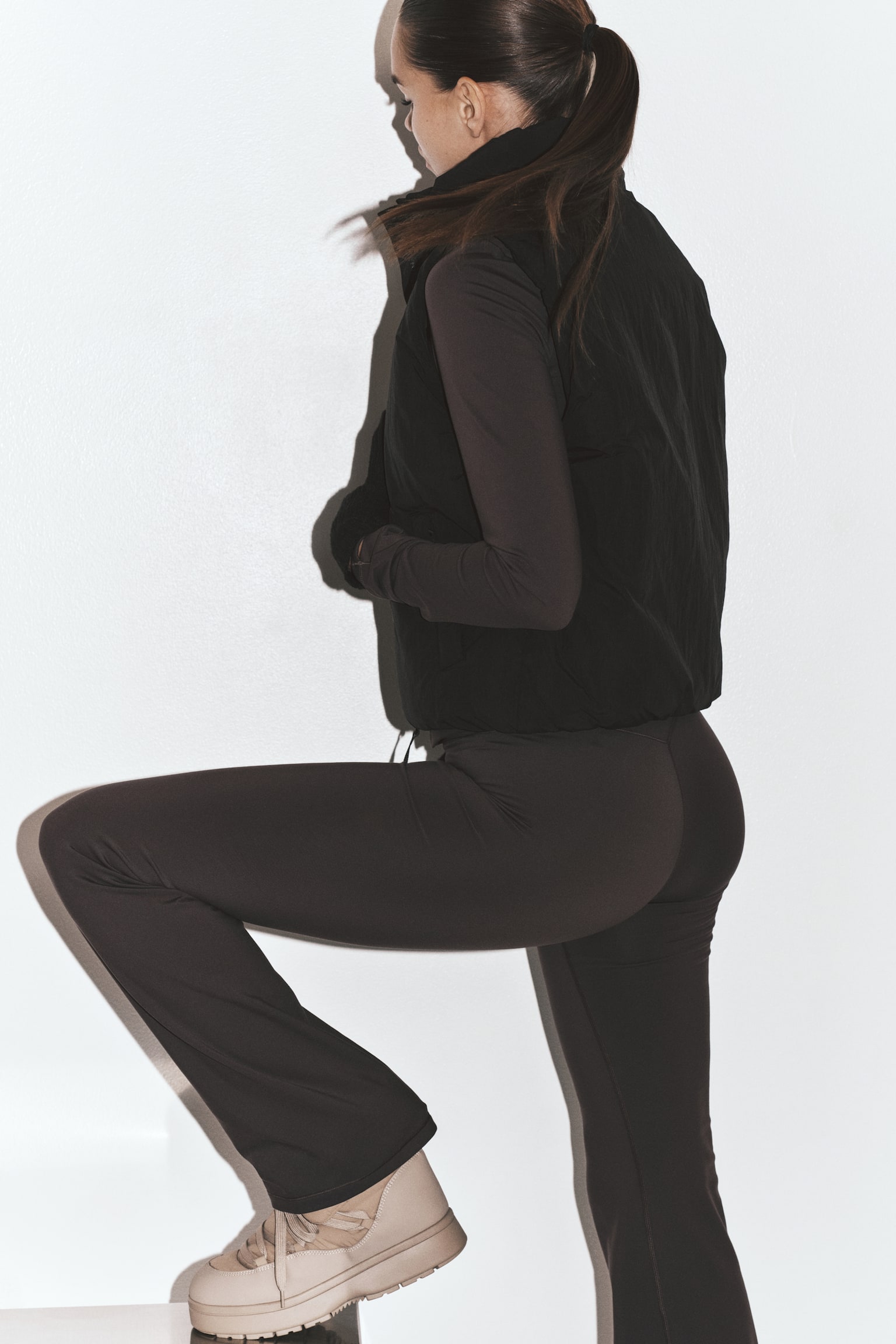 Женский жилет H&M Move Padded Sports with ThermoMove™, цвет: Чёрный — фото 5