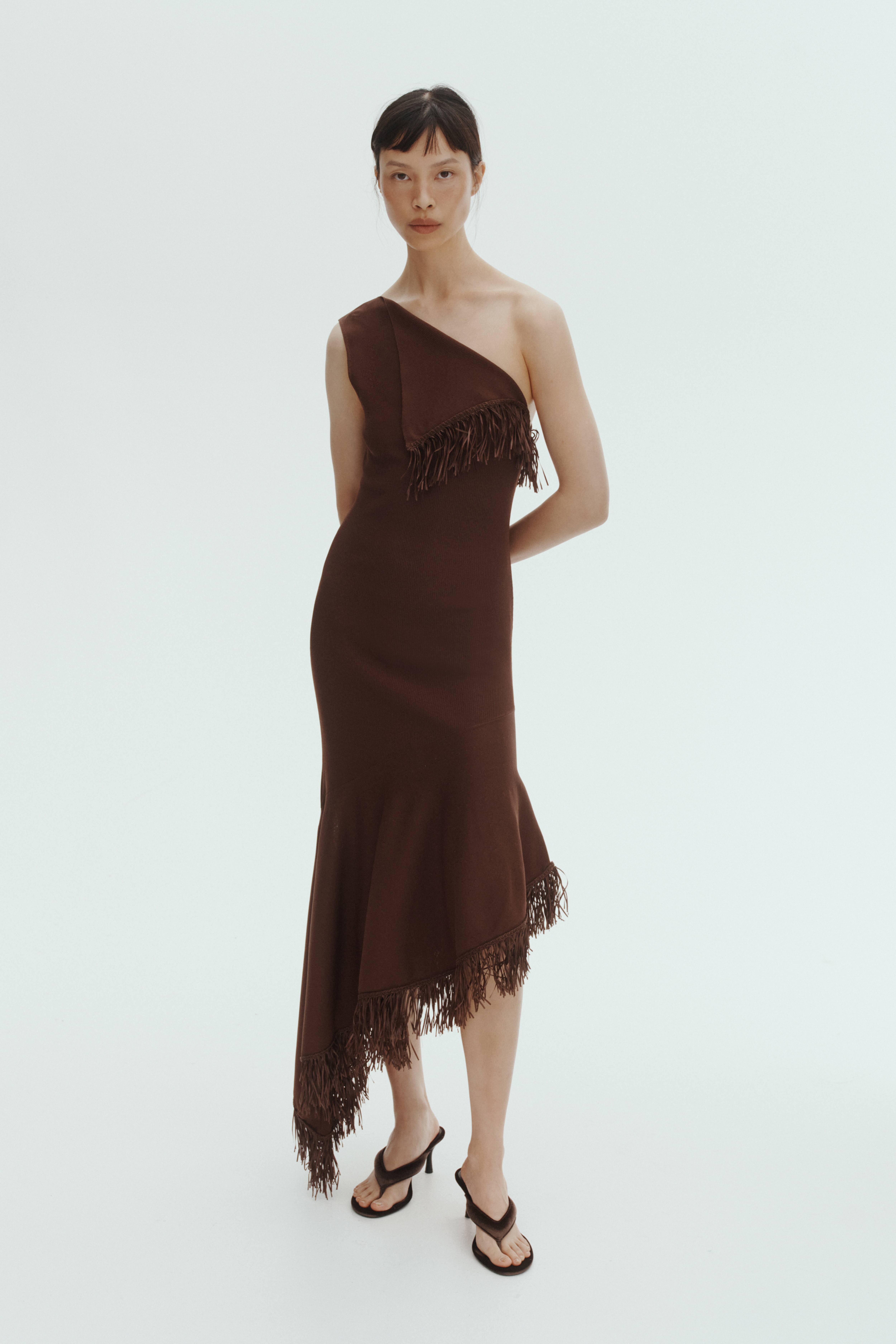 Robe asymétrique à franges