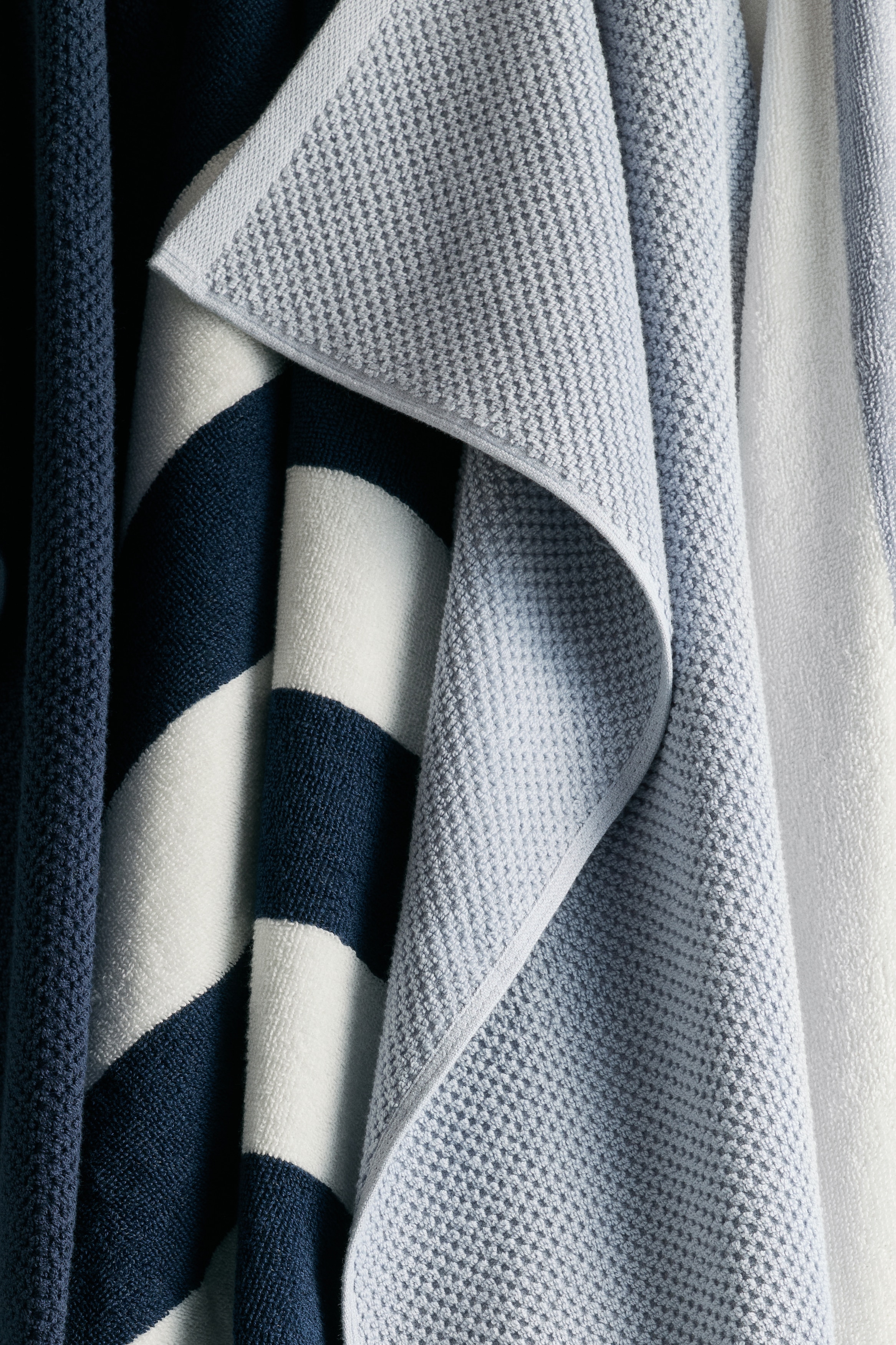 Uterák na ruky z bavlneného froté - Tlmená svetlomodrá/Svetlobéžová/Tmavozelená/Béžová/Šalviová zelená/Námornícka modrá/Čierna/Svetlá sivobéžová/Púdrová ružová/Šalviová zelená/Tmavozelená/Tlmená ružová/Biela/Tmavohnedá