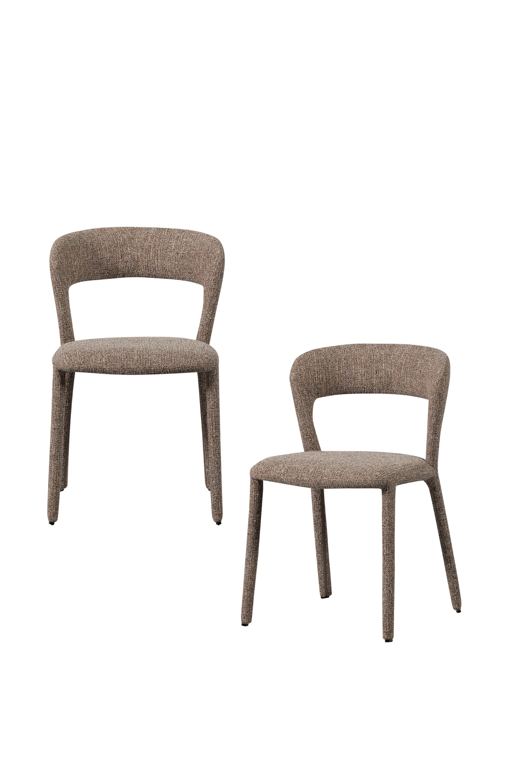 Grotere afbeelding bekijken: Twee stoelen worden getoond, beide met een gebogen rugleuning met een open detail en vier rechte poten, allemaal bekleed met een getextureerde, bruingrijze stof. De stoel aan de linkerkant staat naar voren gericht, en de stoel aan de rechterkant is naar rechts gedraaid.