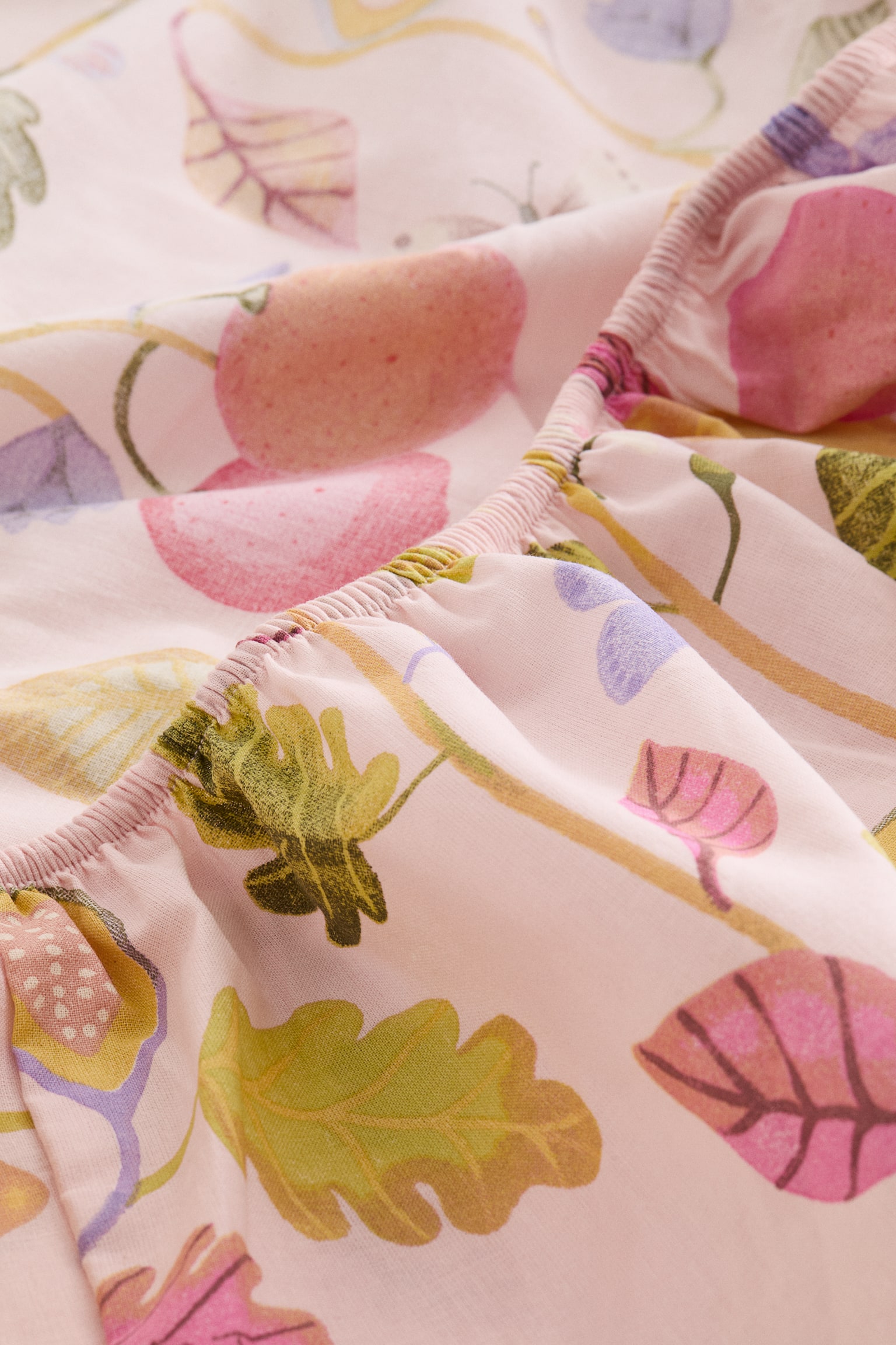 Чаршаф от памук с ластик и десен - Светлорозов/Плодове/Зелен/Динозаври/Светлобежов/Динозаври/Светложълт/Портокали/Бял/Сърца/Светлобежов/Динозаври/Пепел от рози/Малки цветя/Бял/Точки/Бял/Дъги/Светлобежов/Еднорози/Бял/Детелина/Светлозелен/Превозни средства - 3