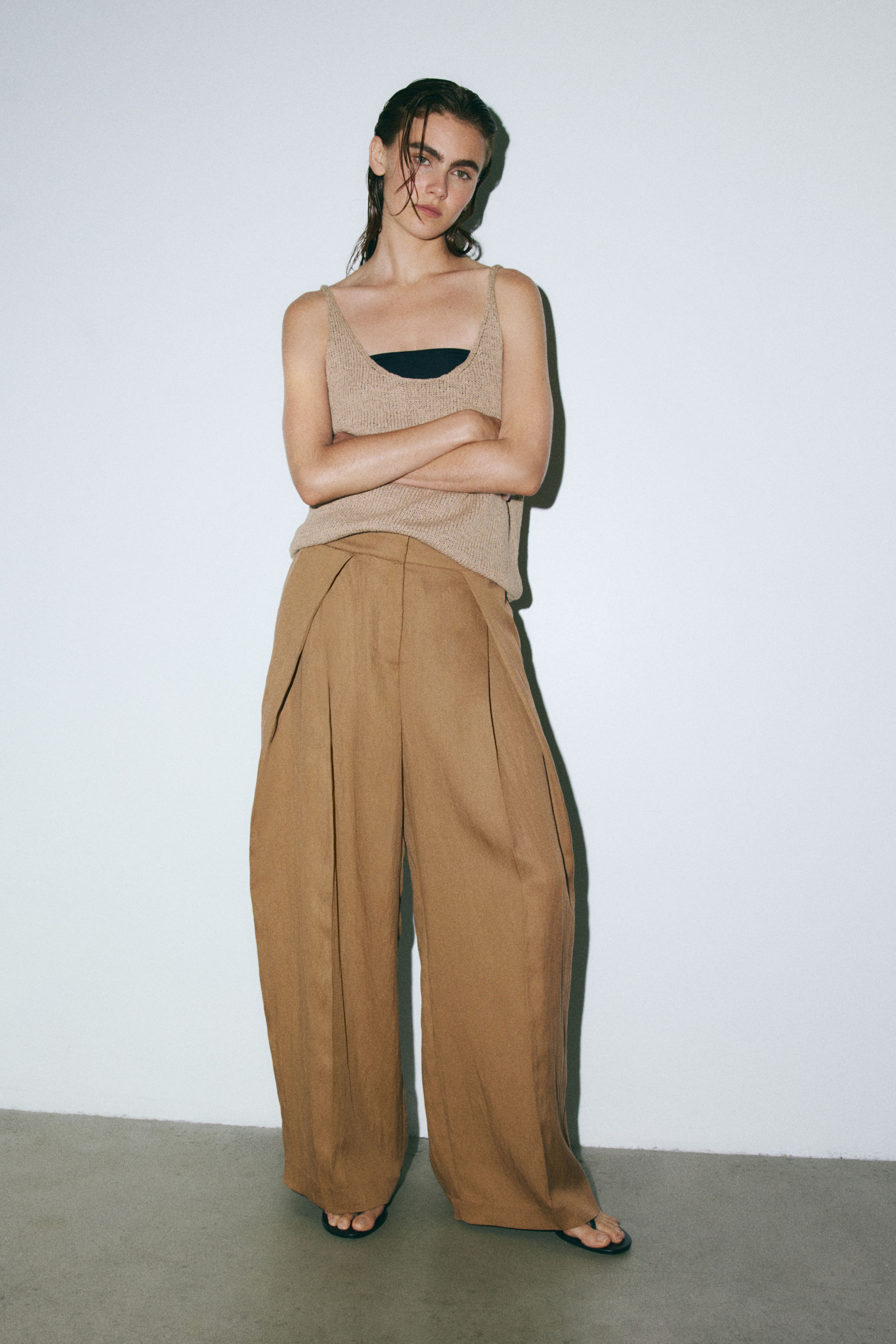 Pantalon froissé avec détails croisés