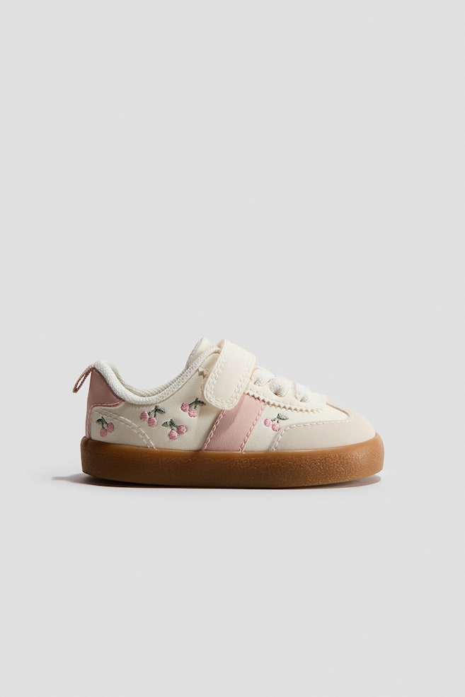 Sneaker mit Stickerei - Cremefarben/Kirschen - 1