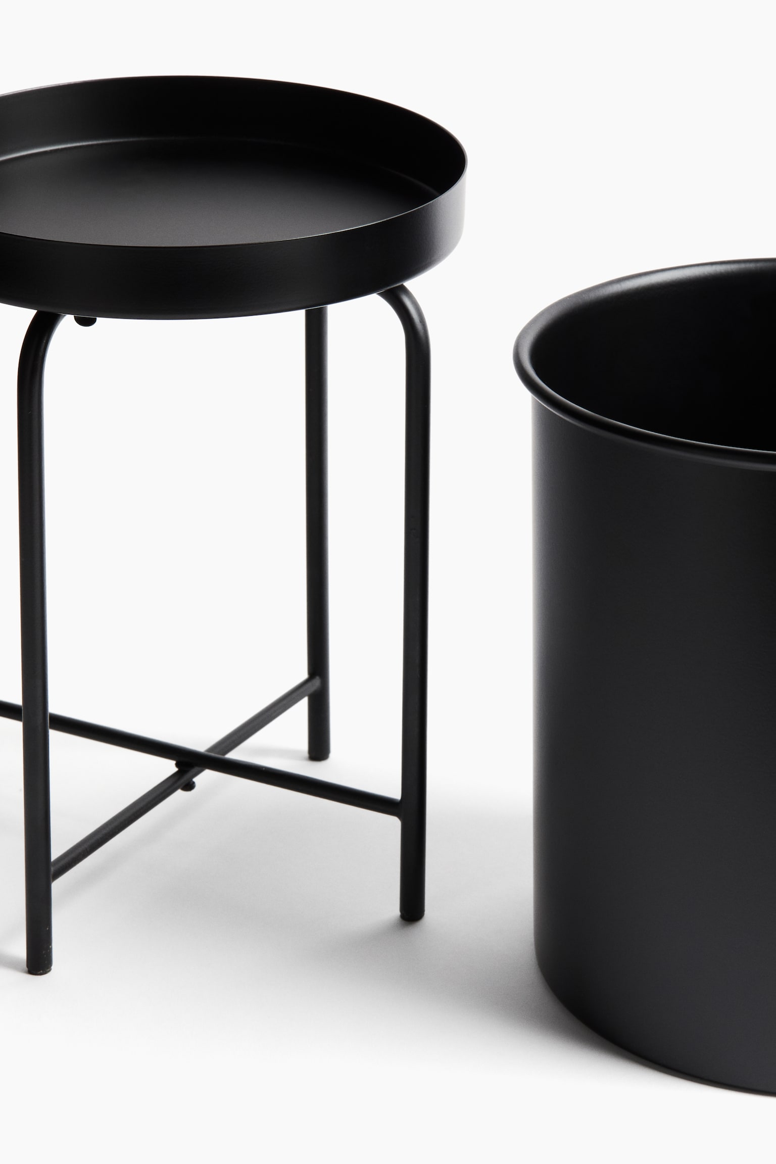 Metal plant pot on a stand - Black - 3