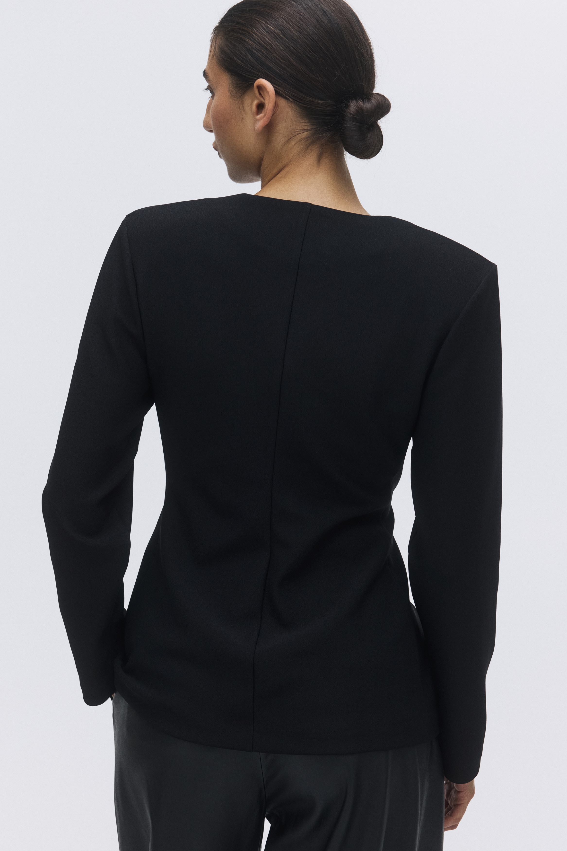 Collarless hourglass blazer