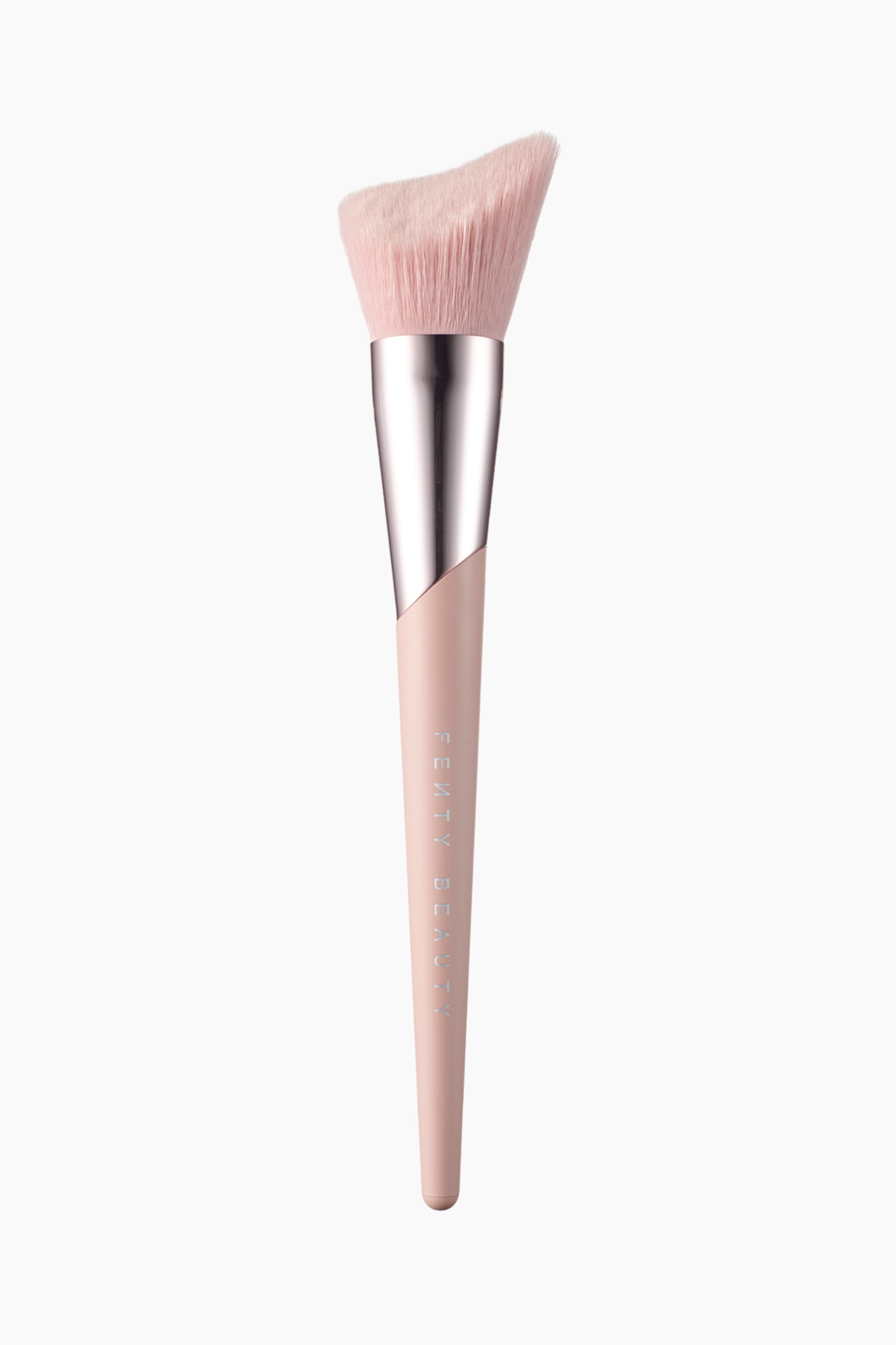 Visa större bild: Cheek-hugging Bronzer Brush 190 står lodrätt och visar upp sina unikt asymmetriska, vågformade rosa borst. En avsmalnande, metallisk silverhylsa förbinder borsten med ett matt, ljusrosa skaft som visar vertikal branding.